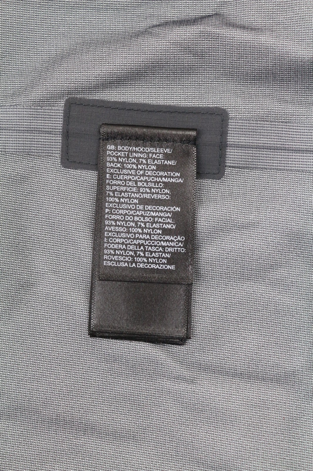 „The North Face“ vyriška „S Future Light“ striukė su gobtuvu, juoda, be pamušalo, sandariomis siūlėmis. 