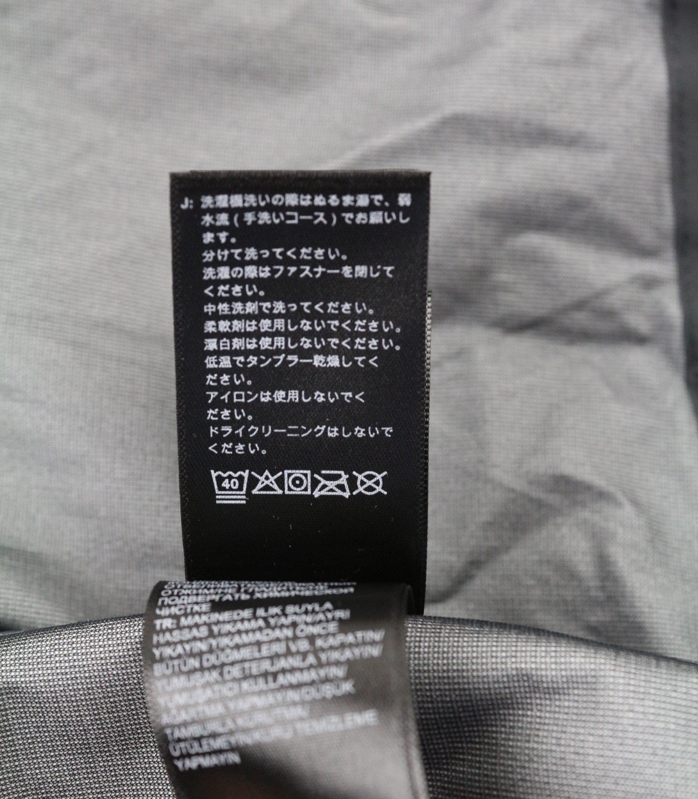 „The North Face“ vyriška „S Future Light“ striukė su gobtuvu, juoda, be pamušalo, sandariomis siūlėmis. 