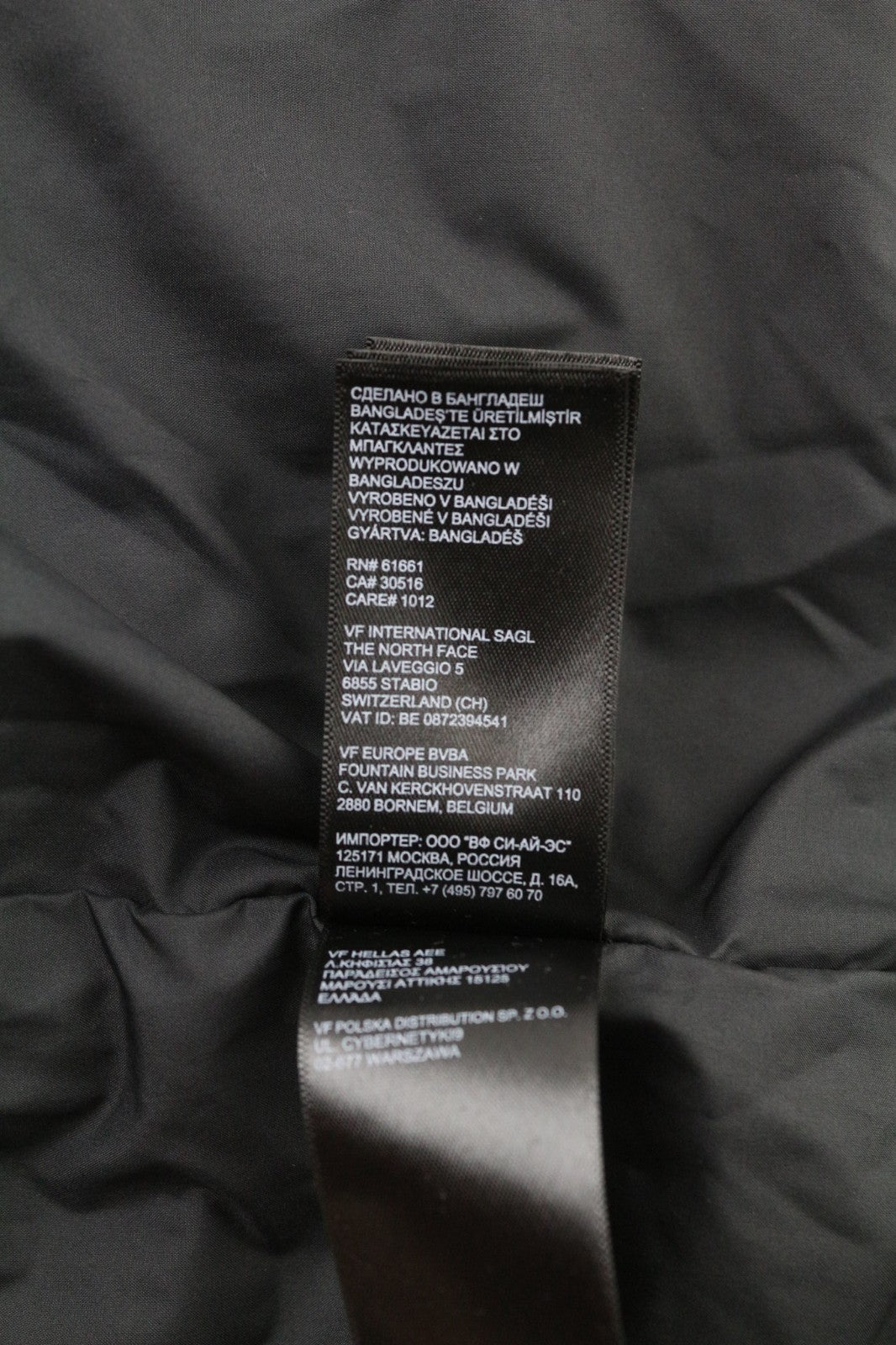 THE NORTH FACE moteriška juoda pūsta striukė su pamušalu, užtrauktuku ir aukšta apykakle, logotipo detale. 