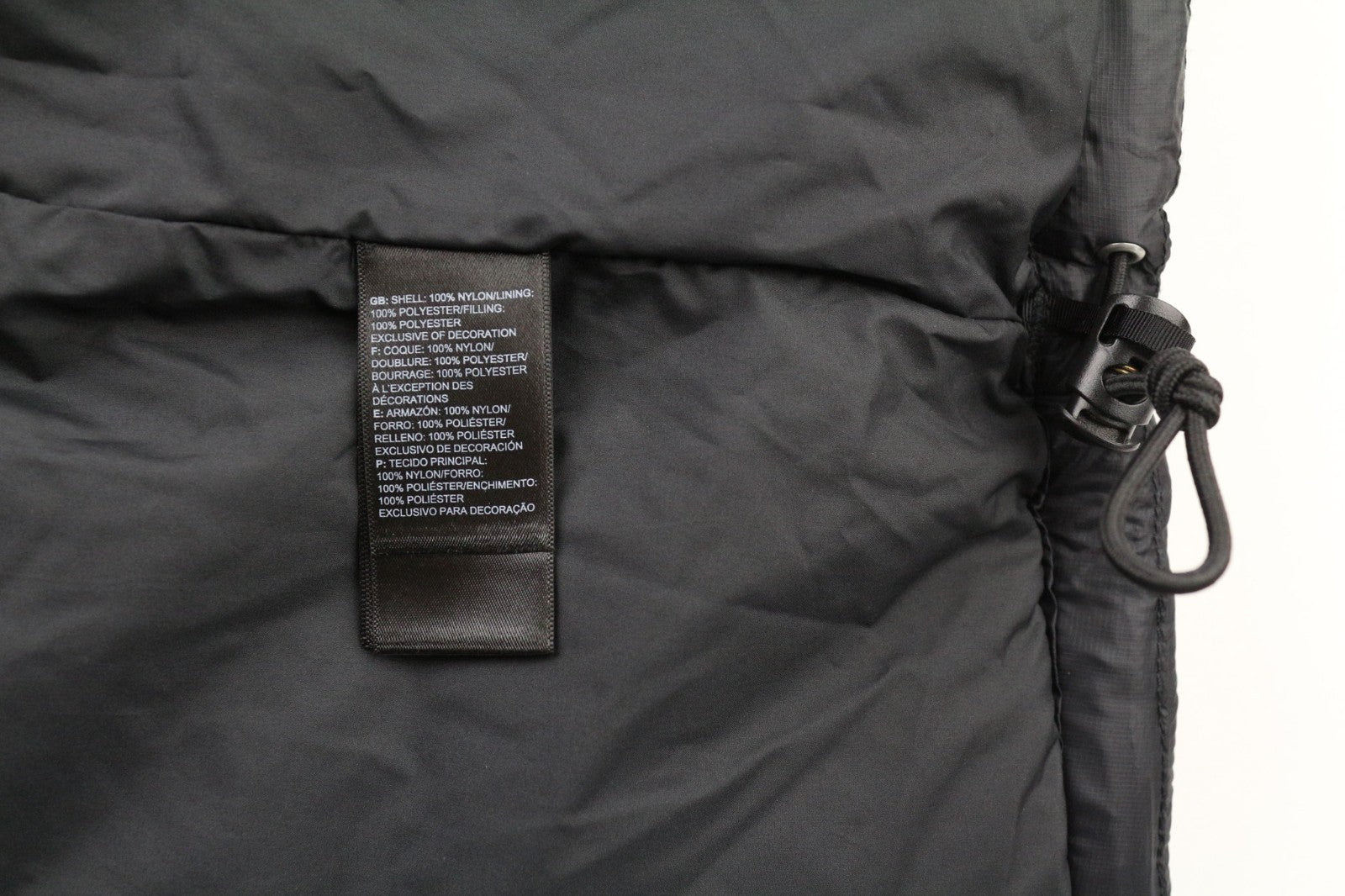 THE NORTH FACE moteriška juoda pūsta striukė su pamušalu, užtrauktuku ir aukšta apykakle, logotipo detale. 