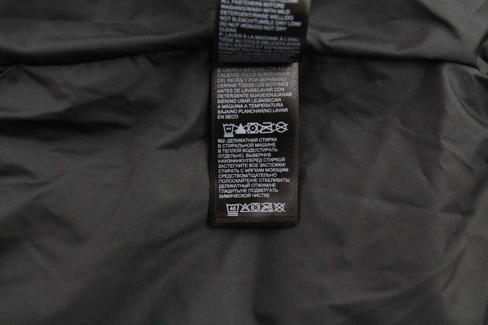 THE NORTH FACE moteriška juoda pūsta striukė su pamušalu, užtrauktuku ir aukšta apykakle, logotipo detale. 