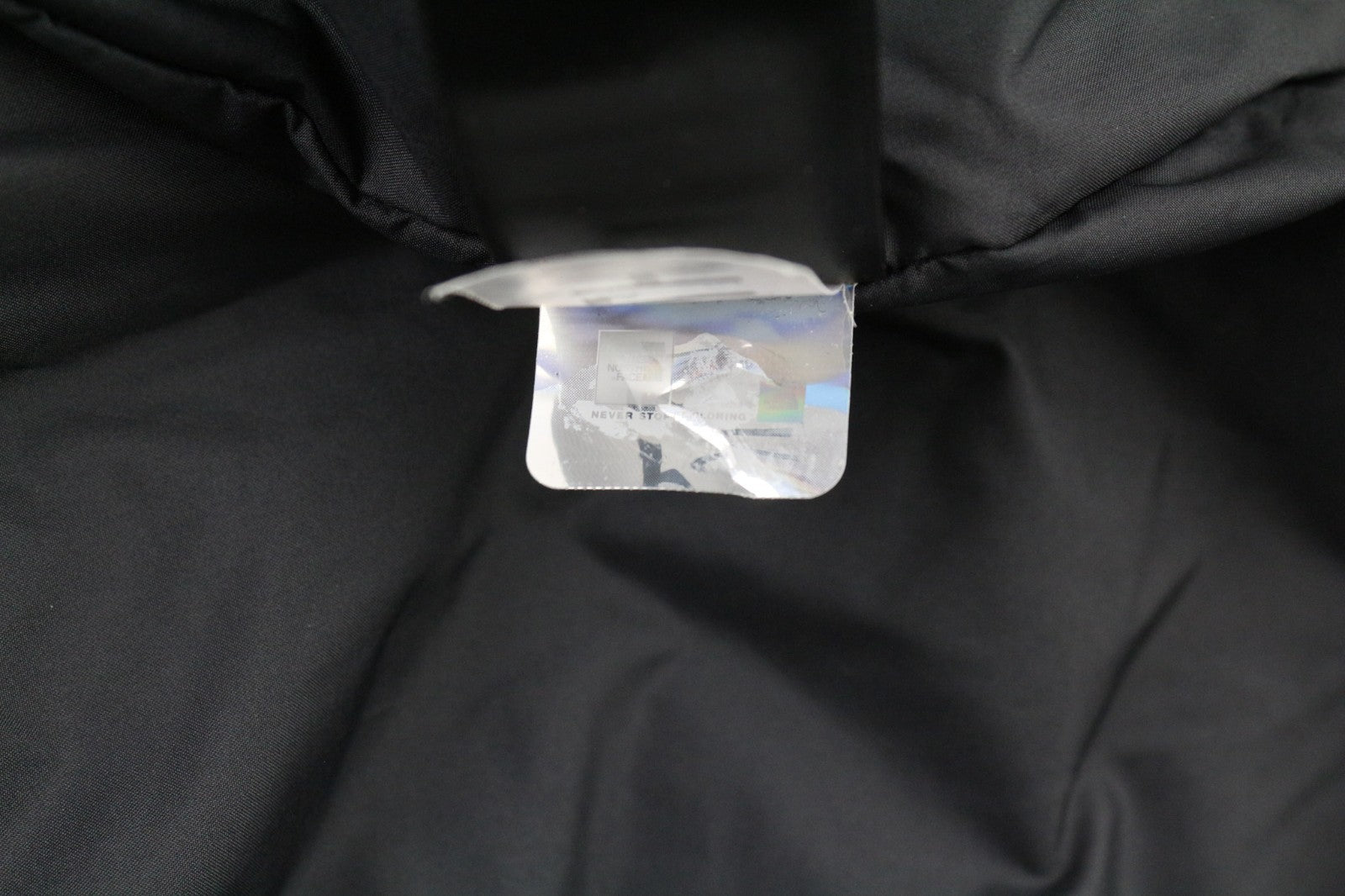 „THE NORTH FACE“ moteriška „Himalayan Parka“ su izoliacija ir pamušalu, juoda striukė aukštu kaklu. 