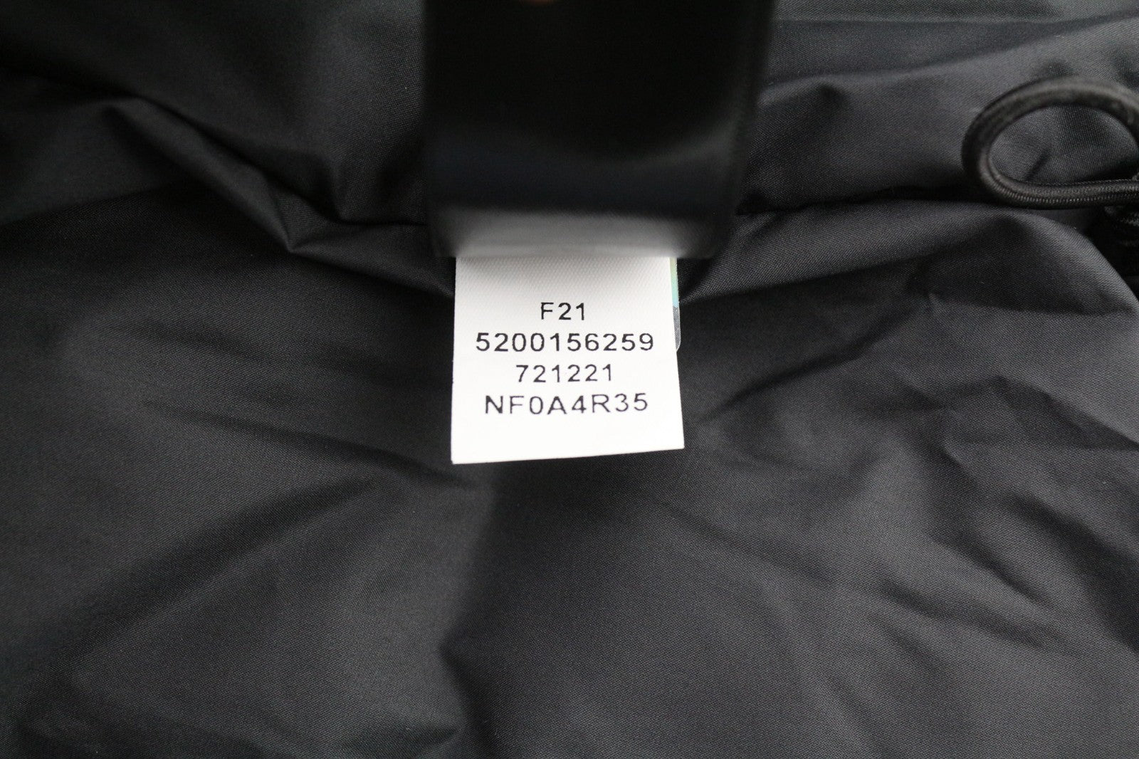 „THE NORTH FACE“ moteriška „Himalayan Parka“ su izoliacija ir pamušalu, juoda striukė aukštu kaklu. 