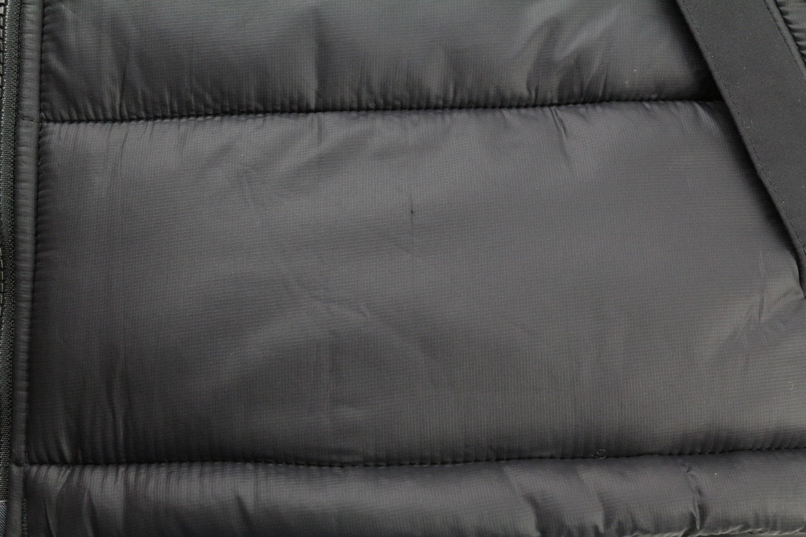 „THE NORTH FACE“ moteriška „Himalayan Parka“ su izoliacija ir pamušalu, juoda striukė aukštu kaklu. 