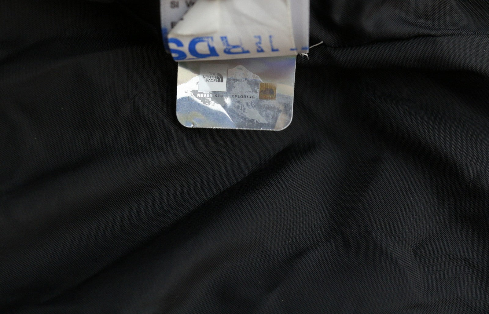 THE NORTH FACE Massif Down vyriška paminkštinta pašiltinta striukė M, juoda, su aukštu kaklu ir užtrauktuku 