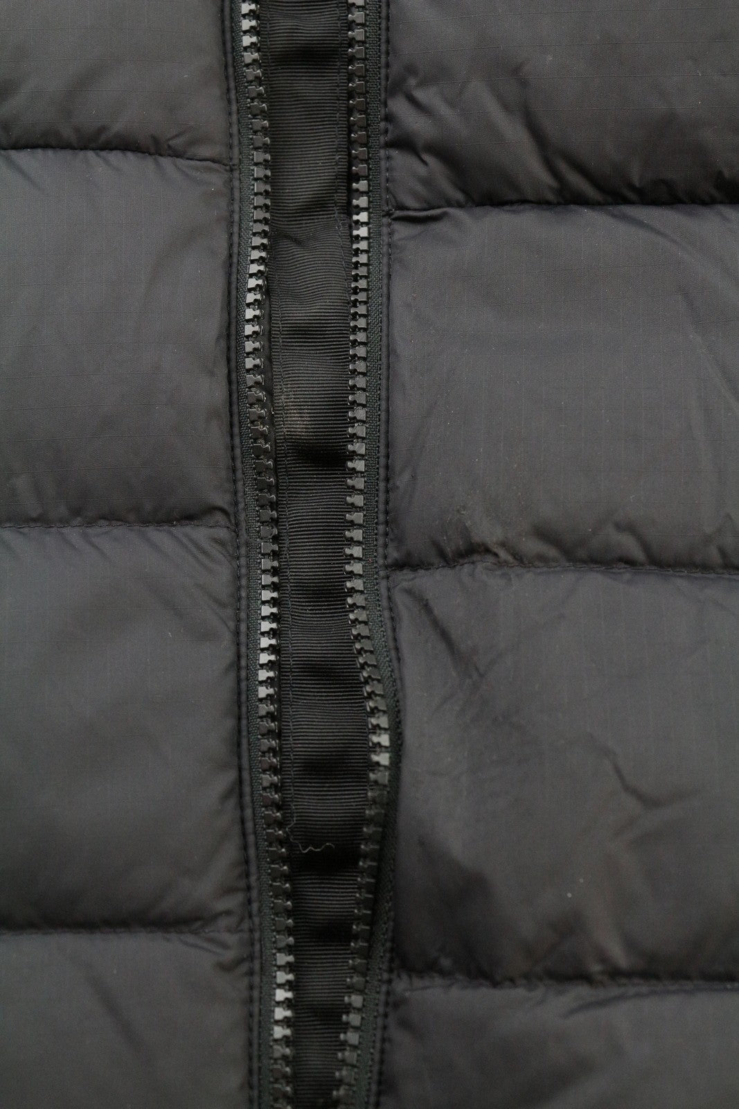 THE NORTH FACE Massif Down vyriška paminkštinta pašiltinta striukė M, juoda, su aukštu kaklu ir užtrauktuku 