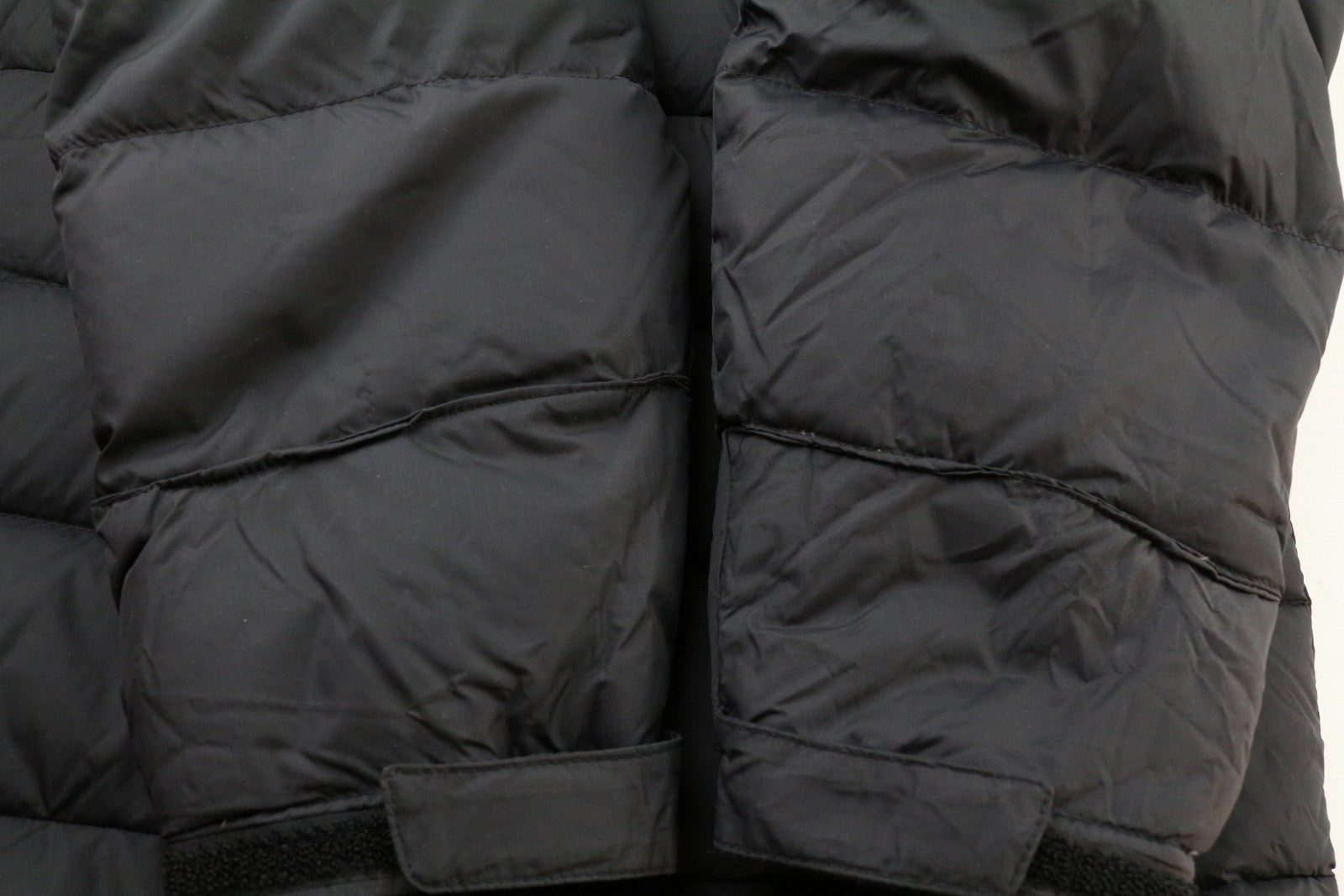 THE NORTH FACE Massif Down vyriška paminkštinta pašiltinta striukė M, juoda, su aukštu kaklu ir užtrauktuku 