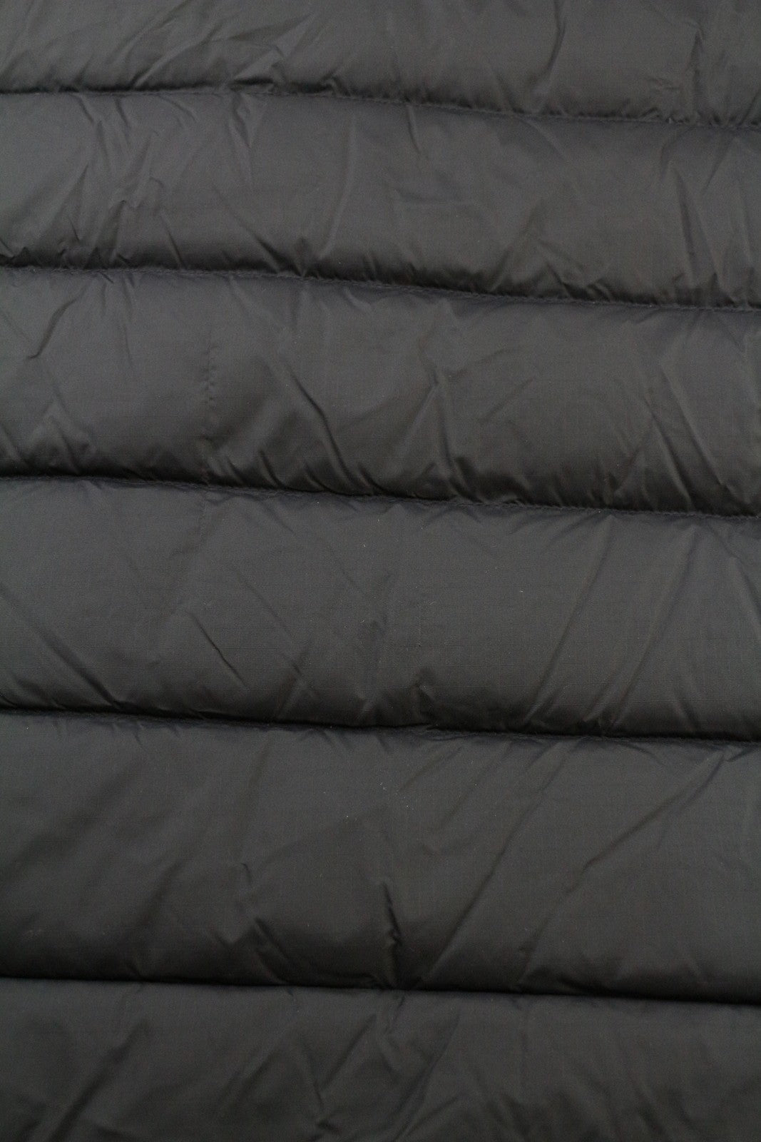 THE NORTH FACE Massif Down vyriška paminkštinta pašiltinta striukė M, juoda, su aukštu kaklu ir užtrauktuku 