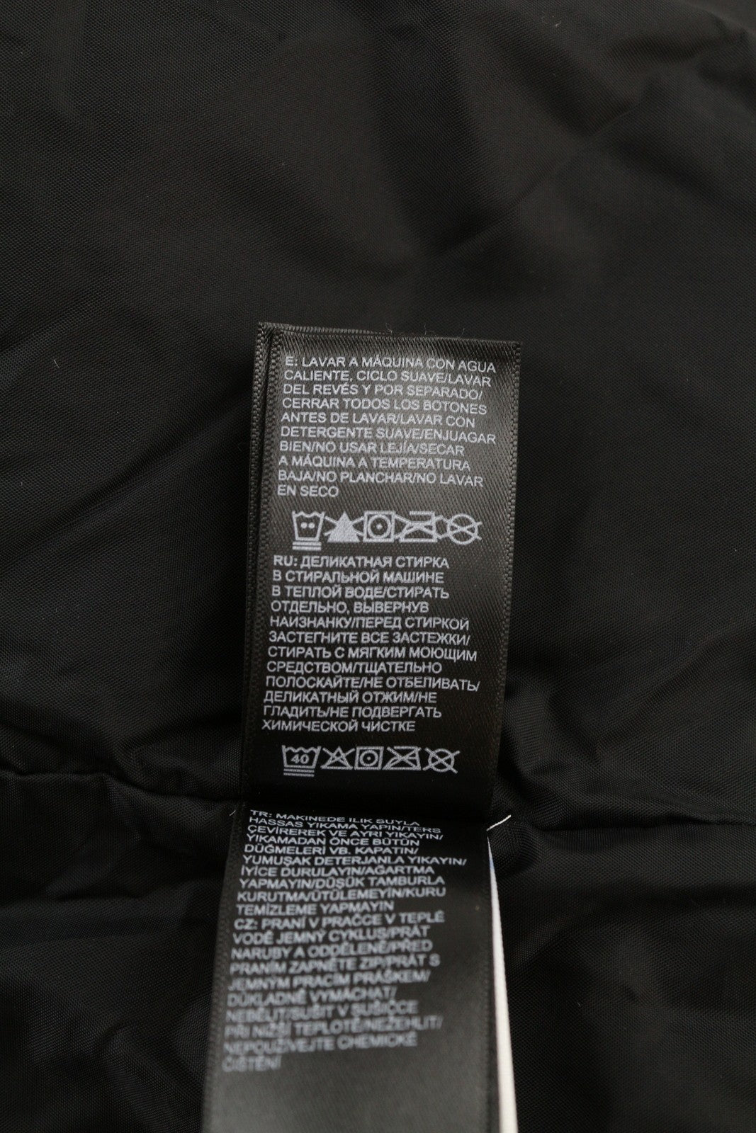 THE NORTH FACE Massif Down vyriška paminkštinta pašiltinta striukė M, juoda, su aukštu kaklu ir užtrauktuku 