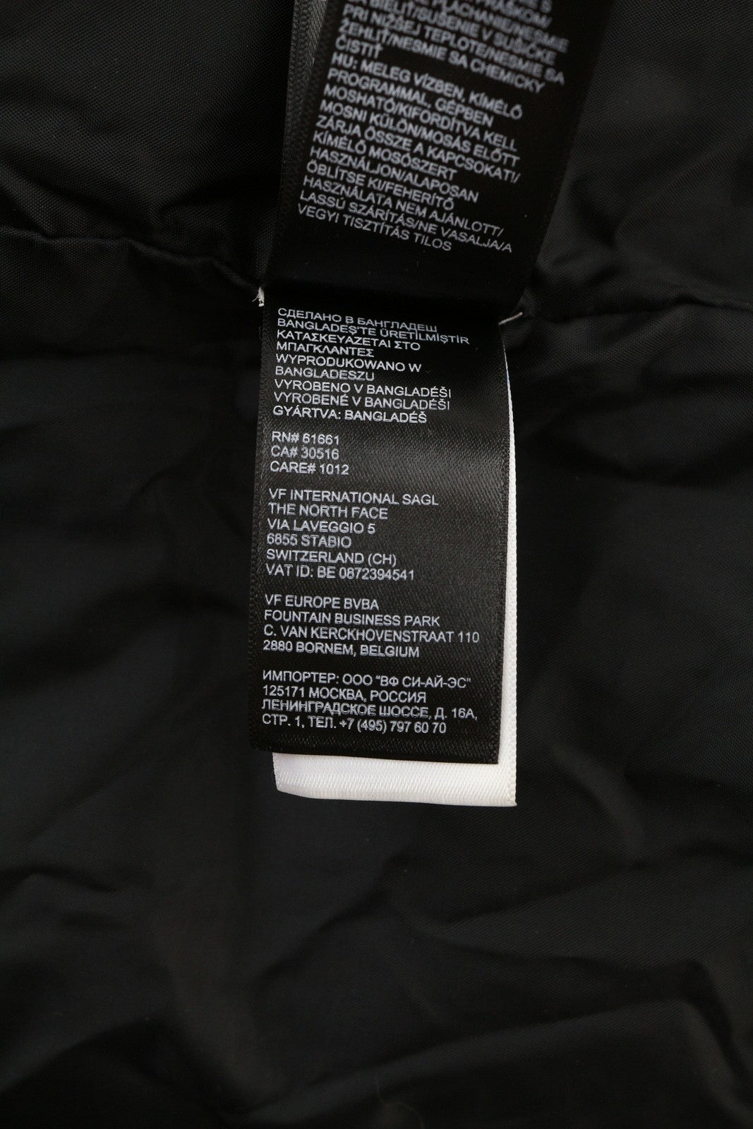 THE NORTH FACE Massif Down vyriška paminkštinta pašiltinta striukė M, juoda, su aukštu kaklu ir užtrauktuku 