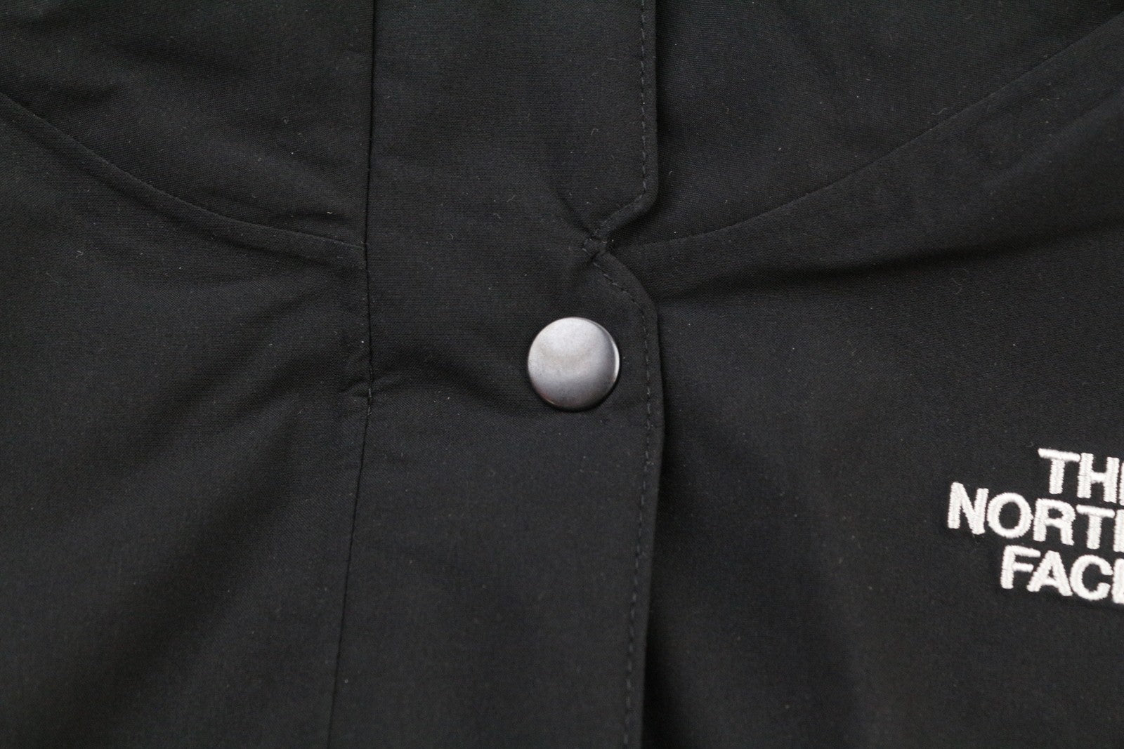 „The North Face Inlux“ moteriška L dydžio „Dryvent“ striukė su gobtuvu, juoda, vandeniui atspari, kvėpuojanti 