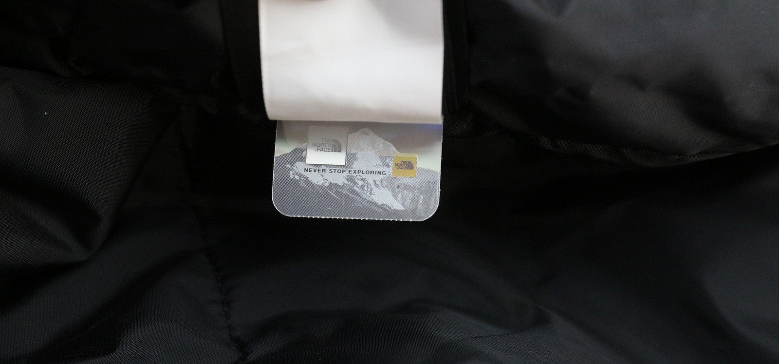 „THE NORTH FACE Inlux“ moteriška L dydžio juoda gobtuvo tipo striukė, neperpučiama nuo vėjo ir kvėpuojanti. 