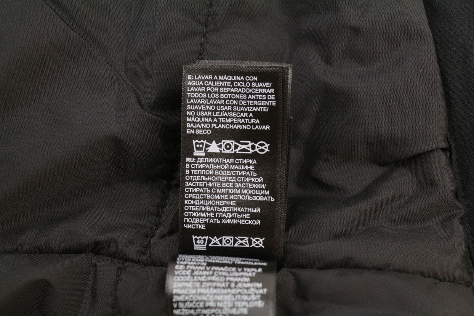 „THE NORTH FACE Inlux“ moteriška „S Dryvent“ striukė su gobtuvu, juoda, su pamušalu ir tampriu audiniu. 