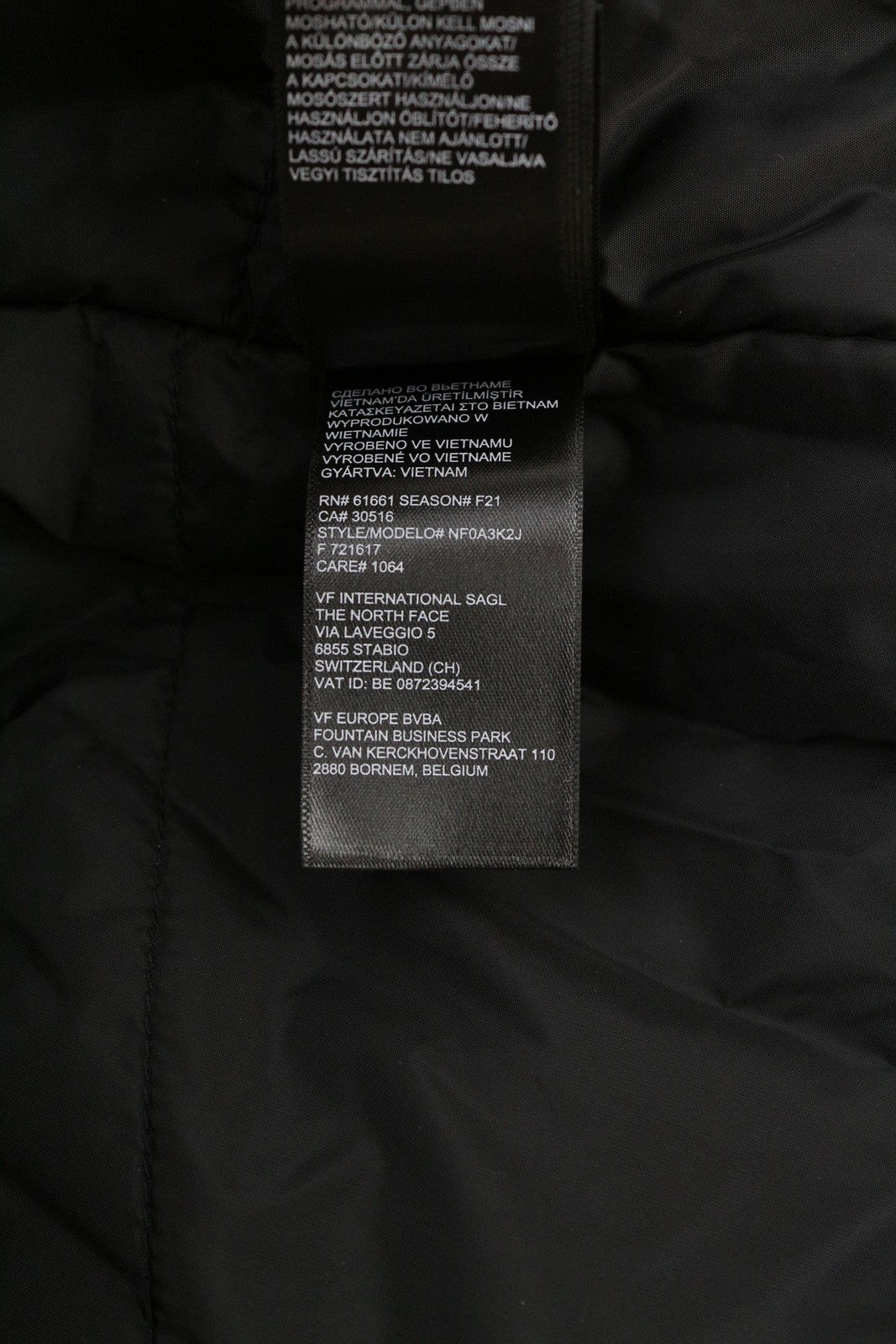 „THE NORTH FACE Inlux“ moteriška „S Dryvent“ striukė su gobtuvu, juoda, su pamušalu ir tampriu audiniu. 