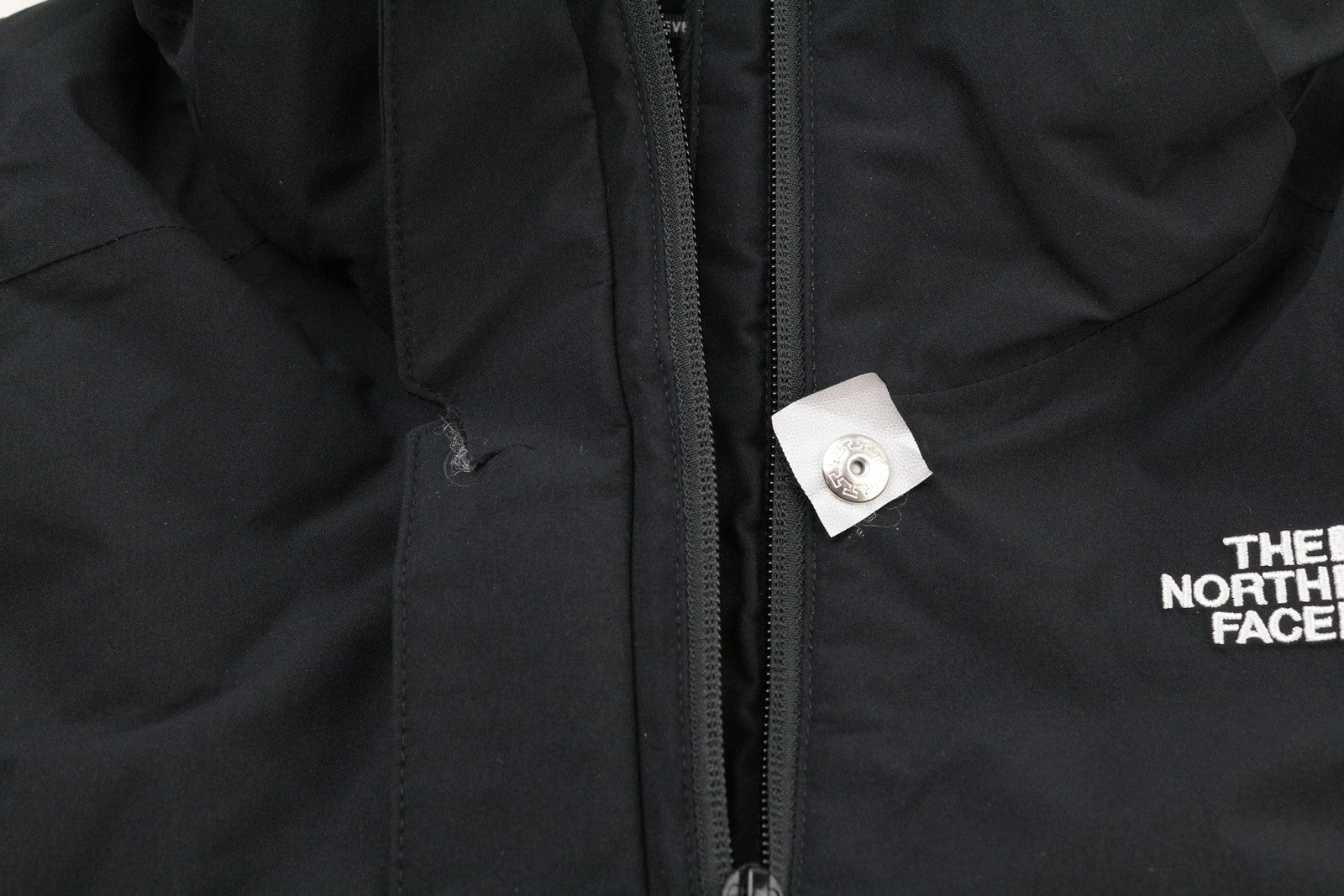 „THE NORTH FACE Inlux“ moteriška „S Dryvent“ striukė su gobtuvu, juoda, su pamušalu ir tampriu audiniu. 