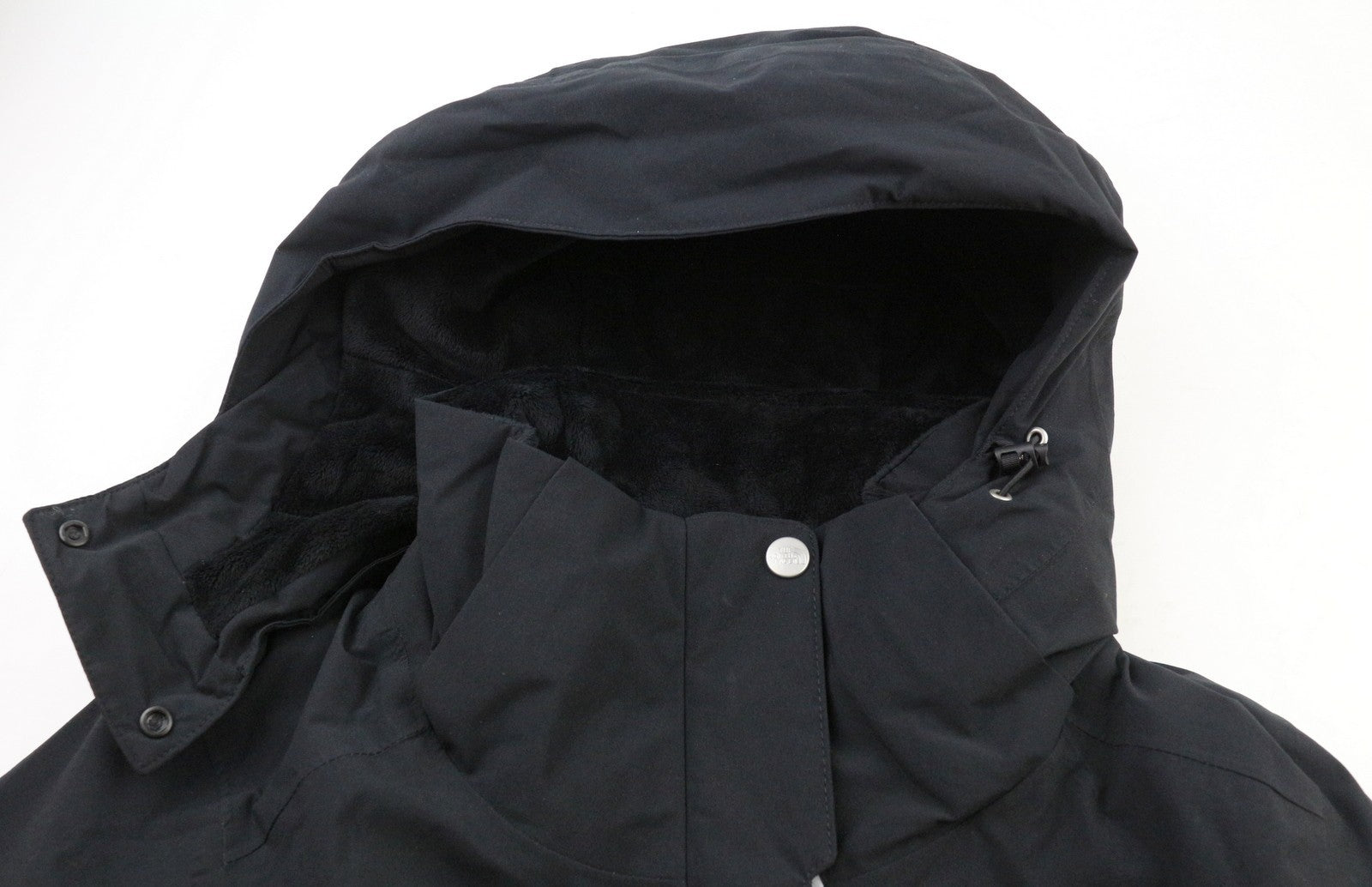 „THE NORTH FACE Inlux“ moteriška „S Dryvent“ striukė su gobtuvu, juoda, su pamušalu ir tampriu audiniu. 