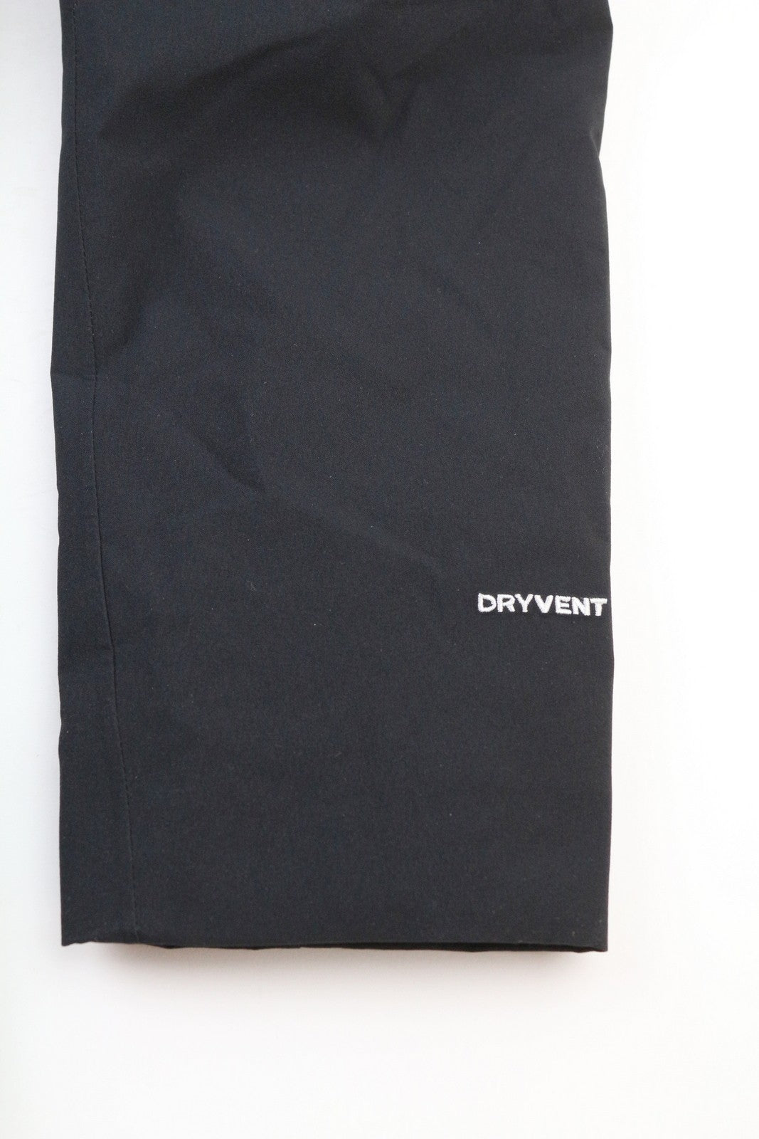 „THE NORTH FACE Inlux“ moteriška „S Dryvent“ striukė su gobtuvu, juoda, su pamušalu ir tampriu audiniu. 