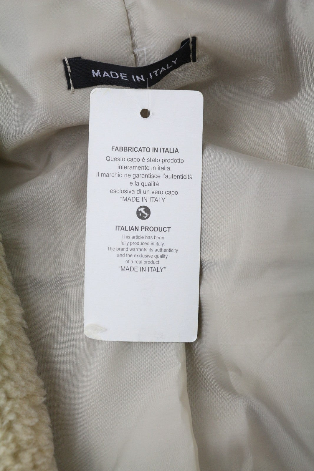 LE COMPTOIR DU MANTEAU moteriškas meškiukas su pūkuotu atlapu, išpjova, sagomis priekyje 