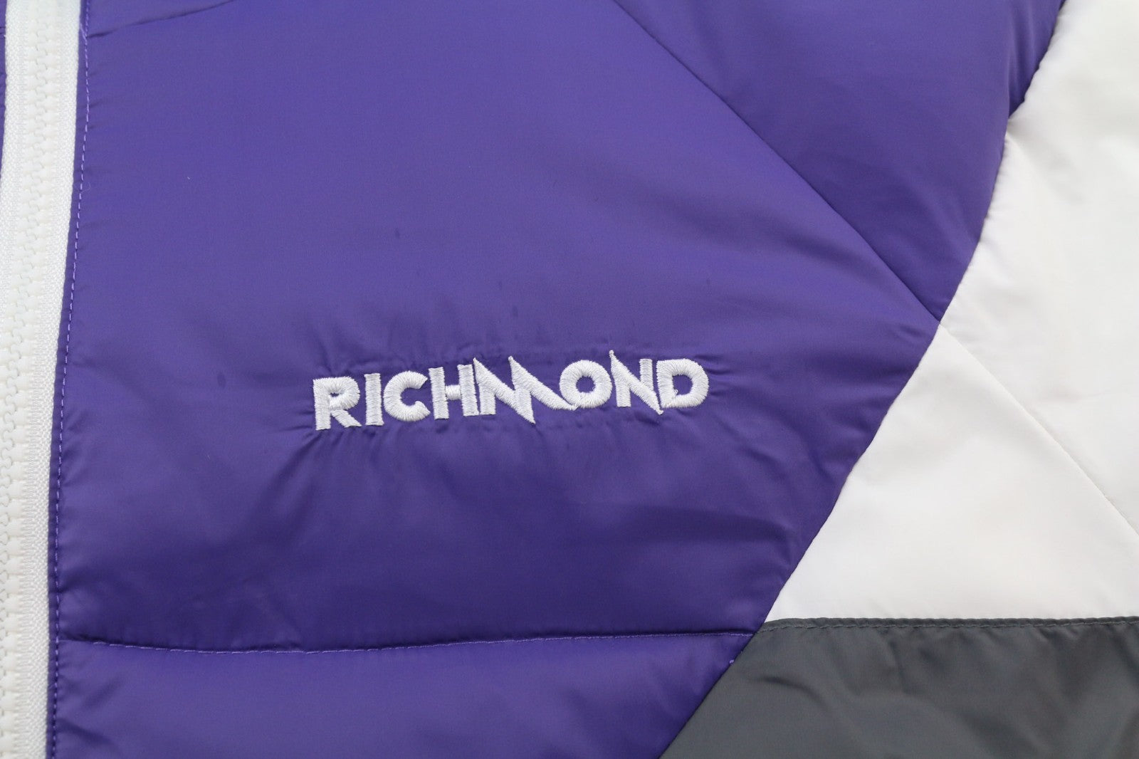 RICHMOND UWA23127PI moteriška balta striukė su gobtuvu, S dydžio, pašiltinta, dygsniuota, su logotipu ir užtrauktuku. 