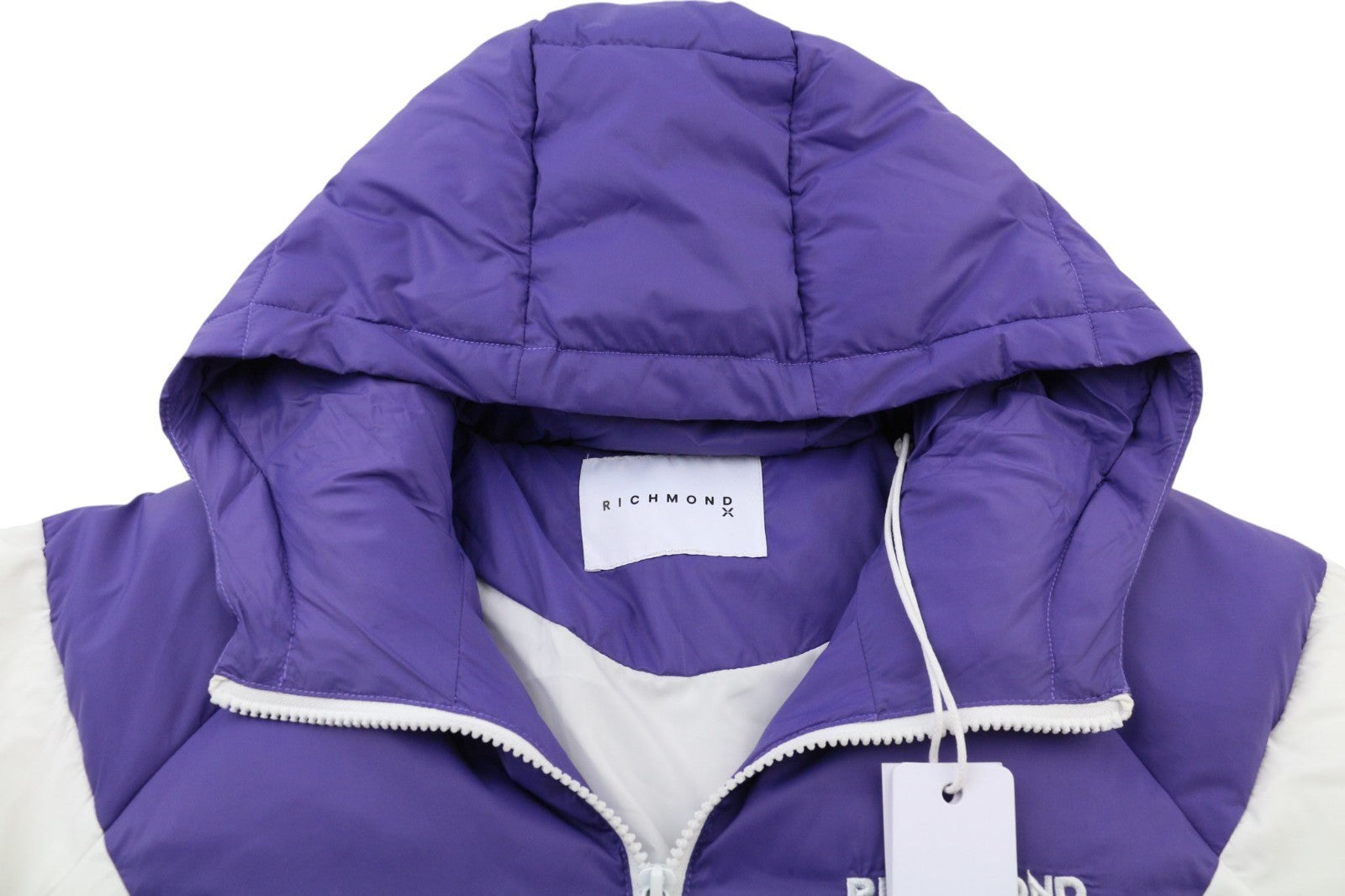 RICHMOND UWA23127PI moteriška balta striukė su gobtuvu, S dydžio, pašiltinta, dygsniuota, su logotipu ir užtrauktuku. 