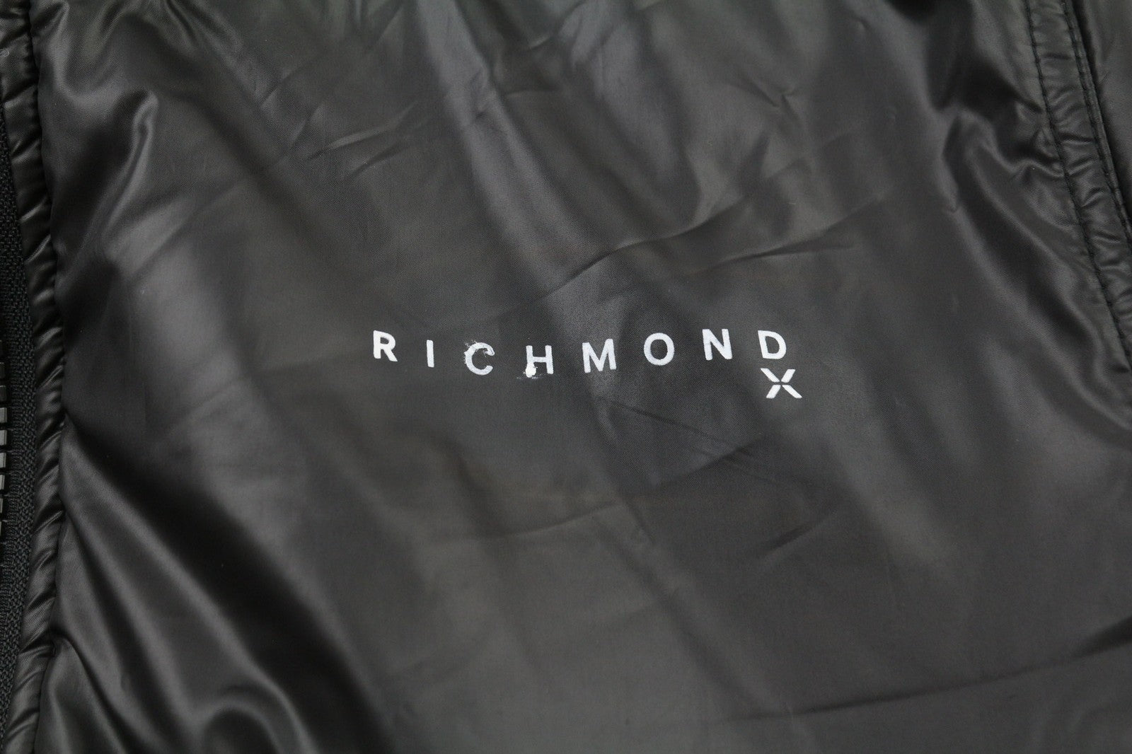 RICHMOND UWA23108PL moteriška juoda dvipusė striukė ~S su gobtuvu ir užtraukiamomis kišenėmis 