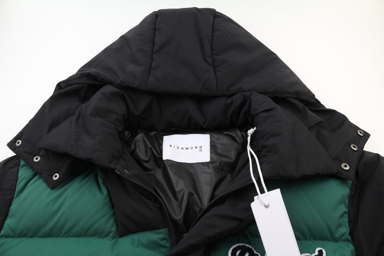 RICHMOND moteriška ilga pūkinė striukė S dydžio, dygsniuota, su gobtuvu, pašiltinta, juoda, pūsta logotipu 