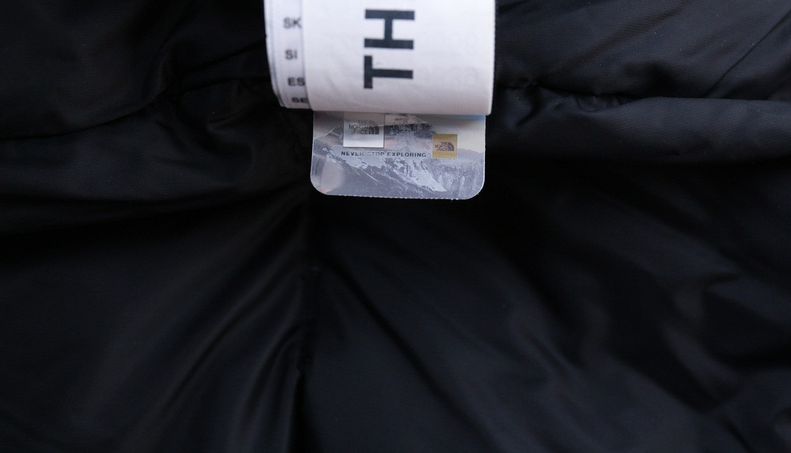 „THE NORTH FACE Diablo Down“ vyriška juoda dygsniuota pūkinė striukė su 700 užpildu, RRP 350 