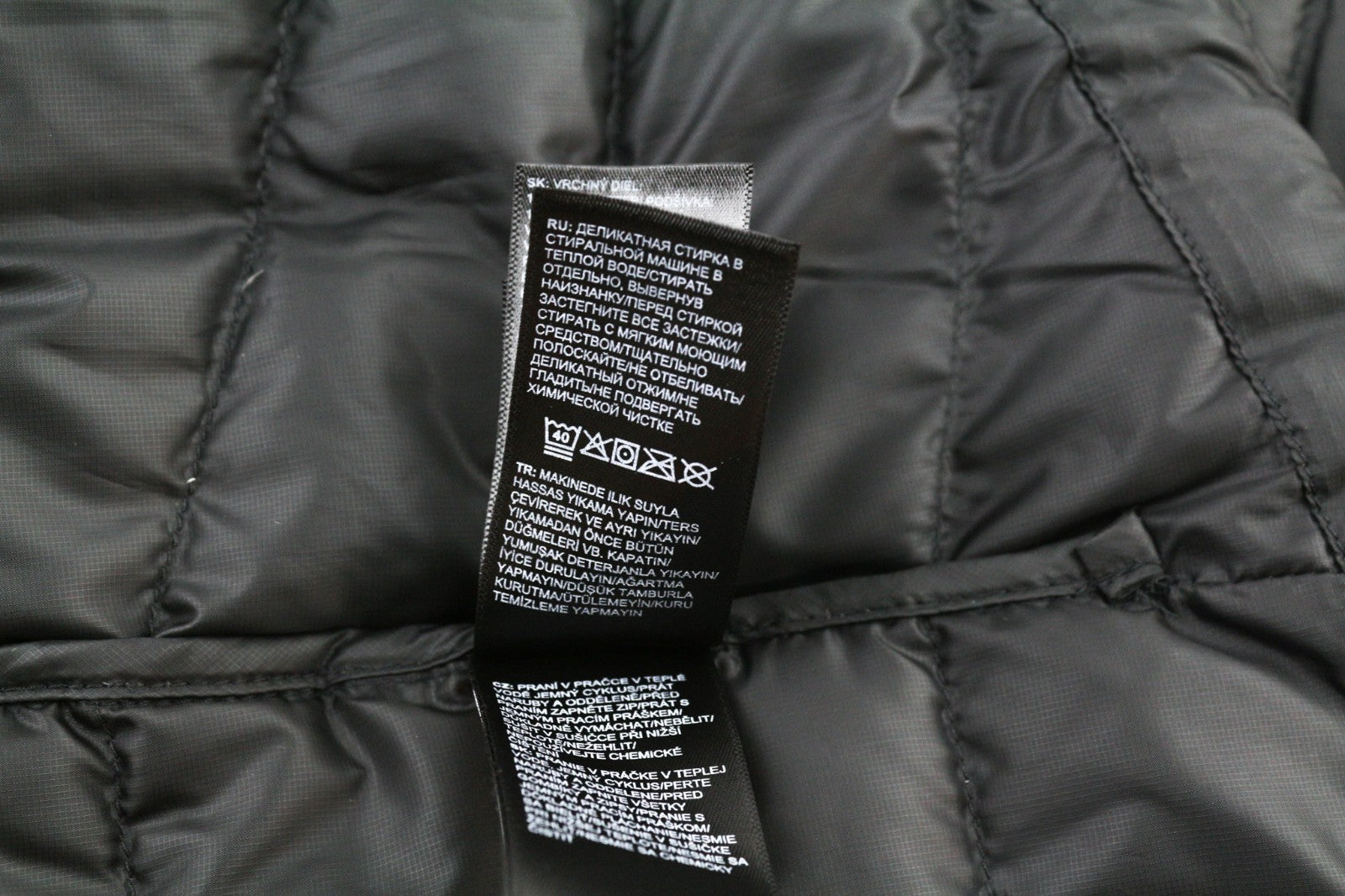 „THE NORTH FACE Trevail“ vyriška pūkinė striukė „S 800-Fill“, juoda, su pamušalu, aukštu kaklu ir užtrauktuku. 