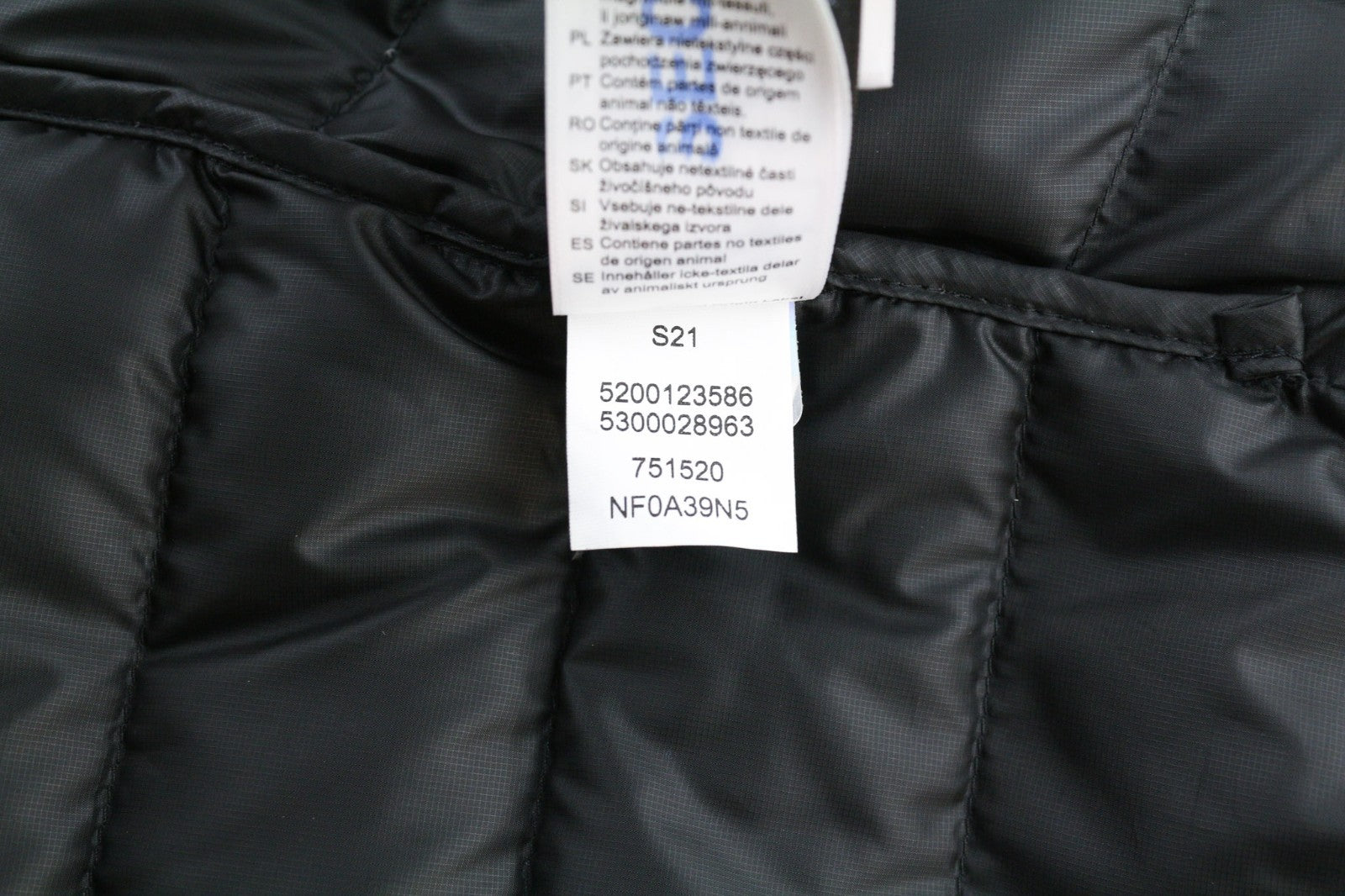 „THE NORTH FACE Trevail“ vyriška pūkinė striukė „S 800-Fill“, juoda, su pamušalu, aukštu kaklu ir užtrauktuku. 