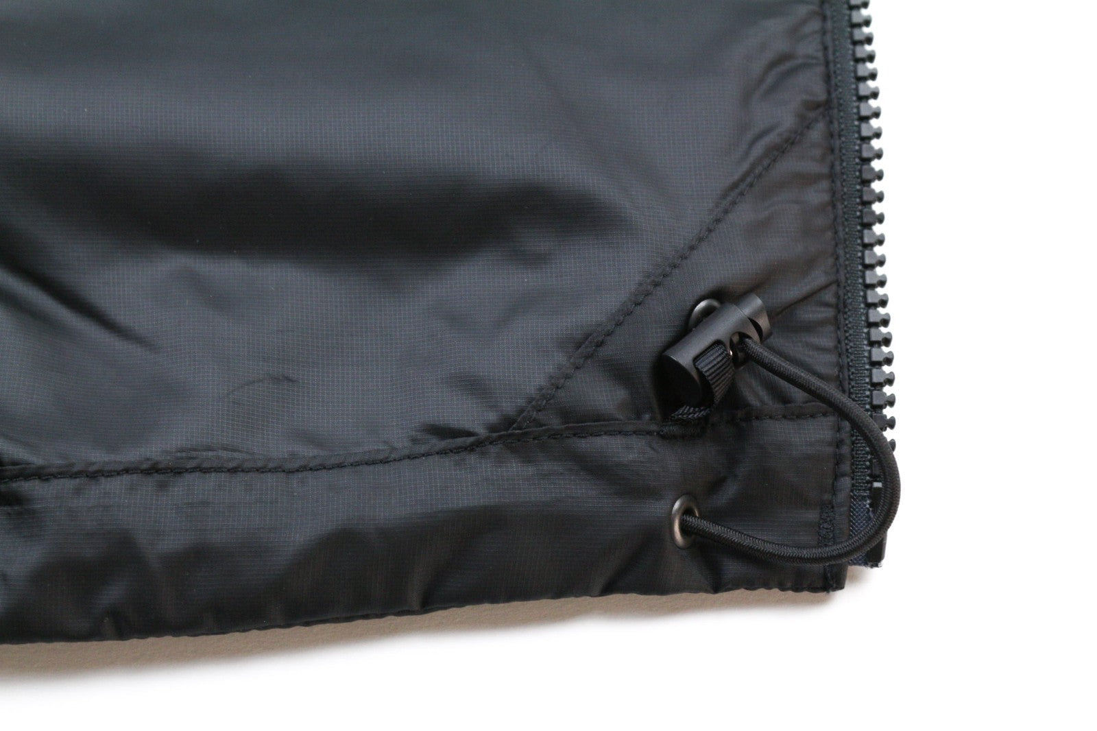 „THE NORTH FACE Trevail“ vyriška pūkinė striukė „S 800-Fill“, juoda, su pamušalu, aukštu kaklu ir užtrauktuku. 