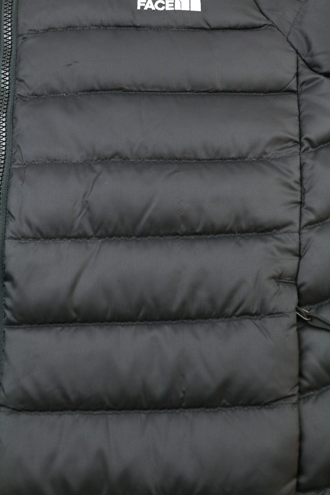 „THE NORTH FACE Trevail“ vyriška pūkinė striukė „S 800-Fill“, juoda, su pamušalu, aukštu kaklu ir užtrauktuku. 