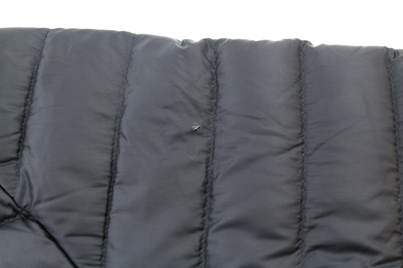 „THE NORTH FACE Trevail“ vyriška pūkinė striukė „S 800-Fill“, juoda, su pamušalu, aukštu kaklu ir užtrauktuku. 