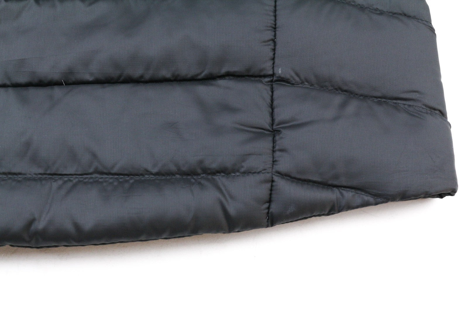 „THE NORTH FACE Trevail“ vyriška pūkinė striukė „S 800-Fill“, juoda, su pamušalu, aukštu kaklu ir užtrauktuku. 