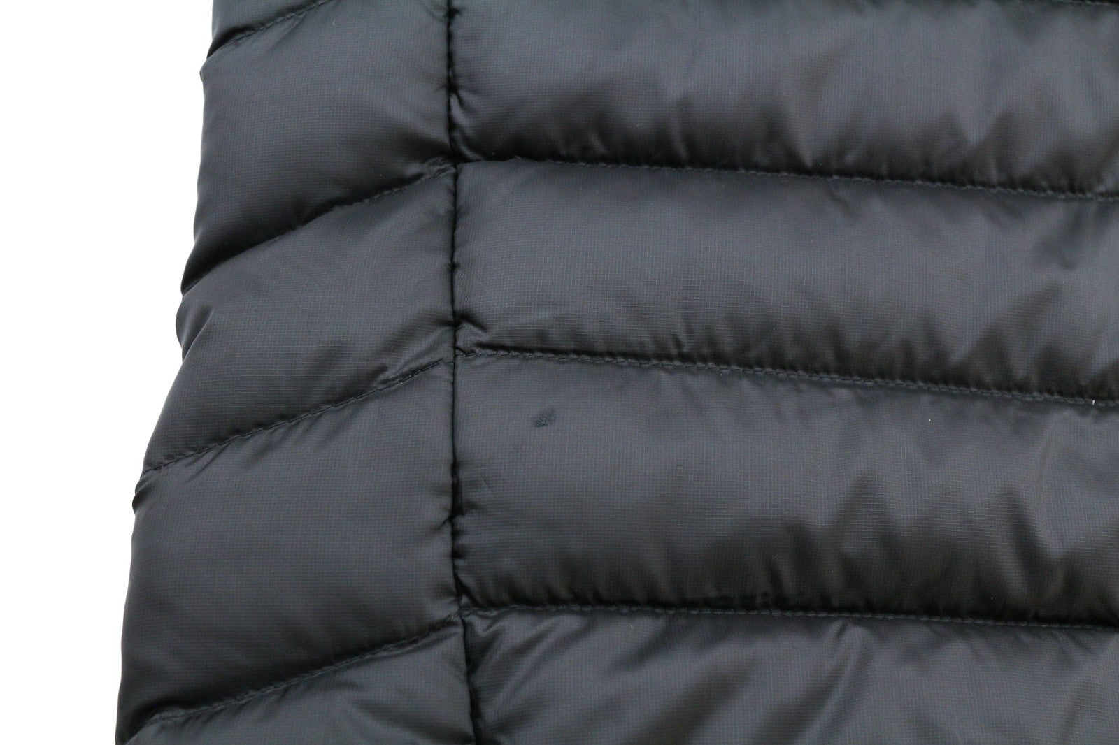 „THE NORTH FACE Trevail“ vyriška pūkinė striukė „S 800-Fill“, juoda, su pamušalu, aukštu kaklu ir užtrauktuku. 