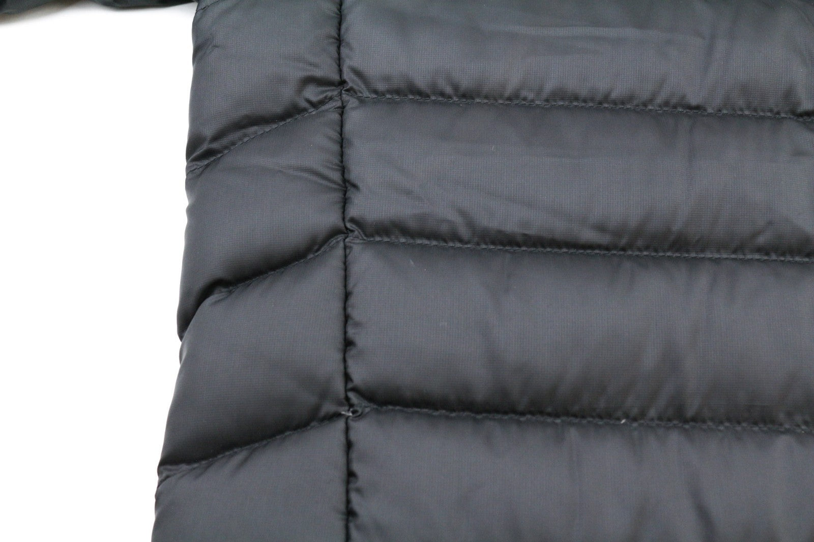 „THE NORTH FACE Trevail“ vyriška pūkinė striukė „S 800-Fill“, juoda, su pamušalu, aukštu kaklu ir užtrauktuku. 