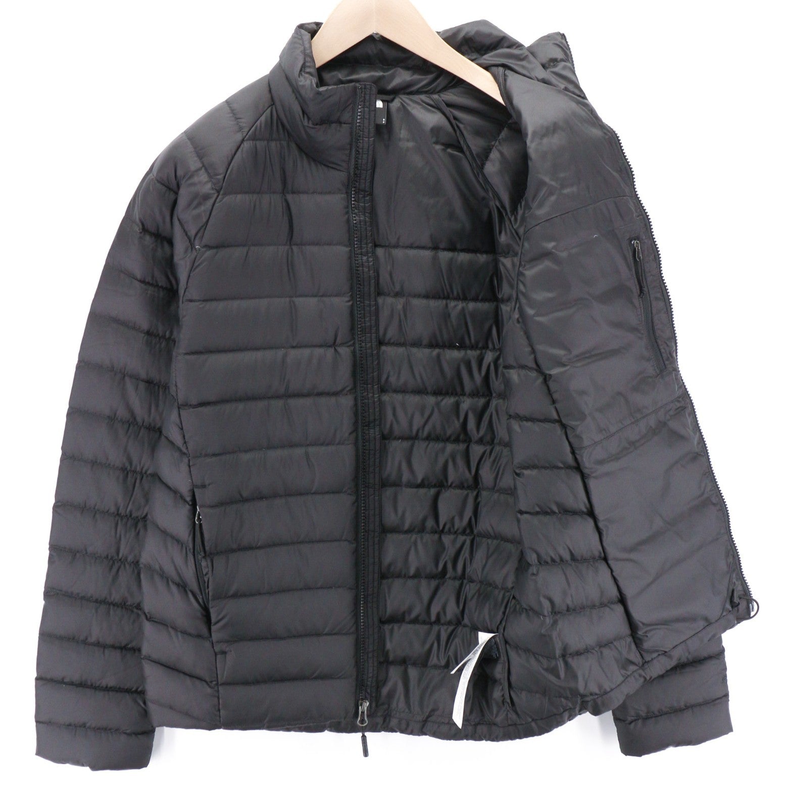 „THE NORTH FACE Trevail“ vyriška pūkinė striukė „S 800-Fill“, juoda, su pamušalu, aukštu kaklu ir užtrauktuku. 