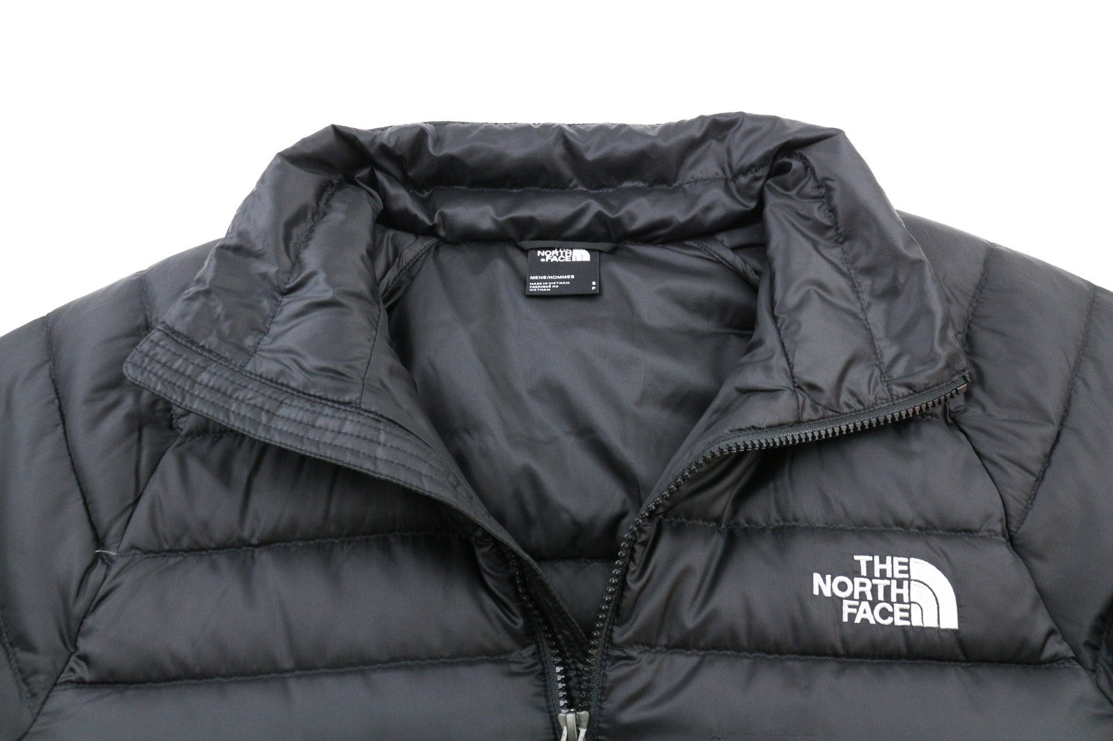 „THE NORTH FACE Trevail“ vyriška pūkinė striukė „S 800-Fill“, juoda, su pamušalu, aukštu kaklu ir užtrauktuku. 