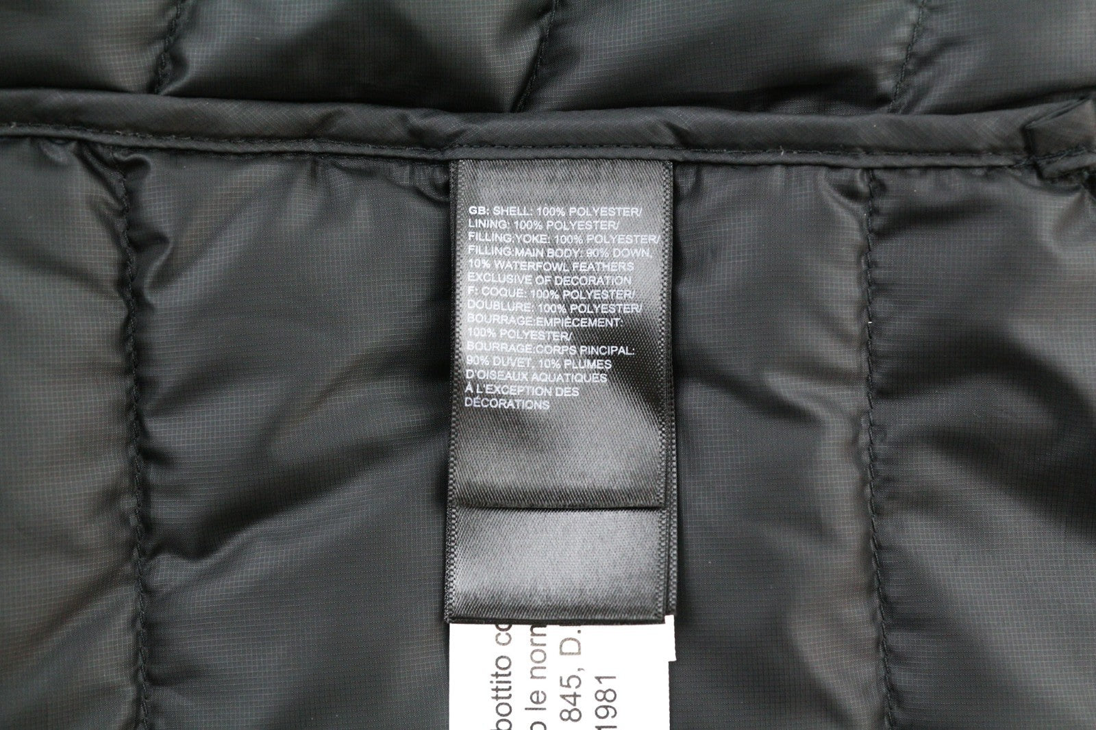 „THE NORTH FACE Trevail“ vyriška pūkinė striukė „S 800-Fill“, juoda, su pamušalu, aukštu kaklu ir užtrauktuku. 