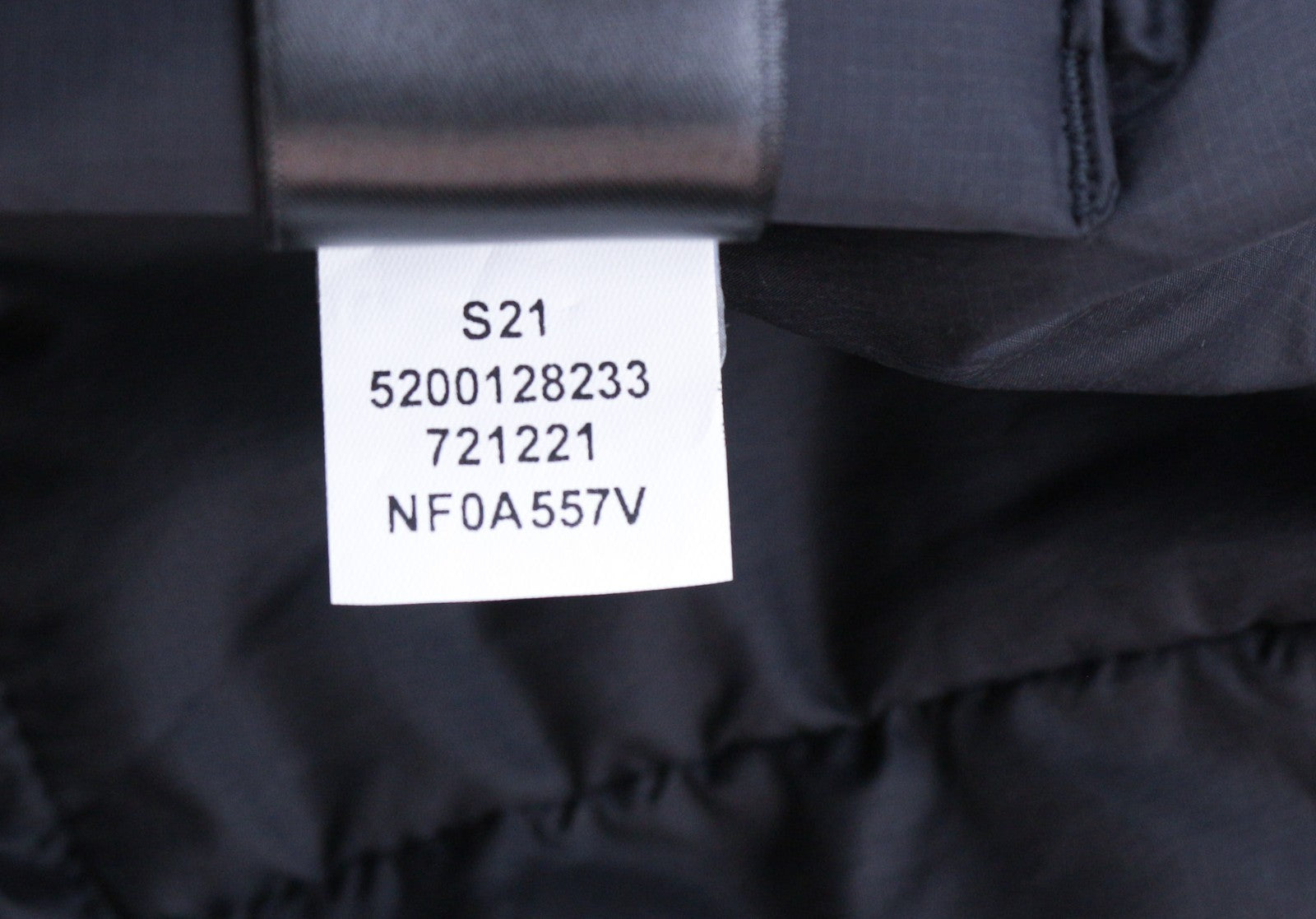 „THE NORTH FACE Gosei“ vyriška XL dydžio paminkštinta juoda striukė su pamušalu, užtrauktuku ir kišenėmis su logotipu. 