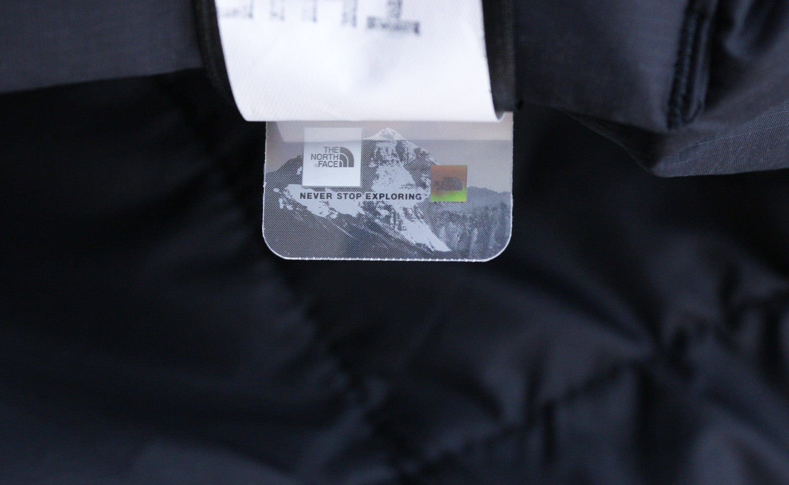 „THE NORTH FACE Gosei“ vyriška XL dydžio paminkštinta juoda striukė su pamušalu, užtrauktuku ir kišenėmis su logotipu. 