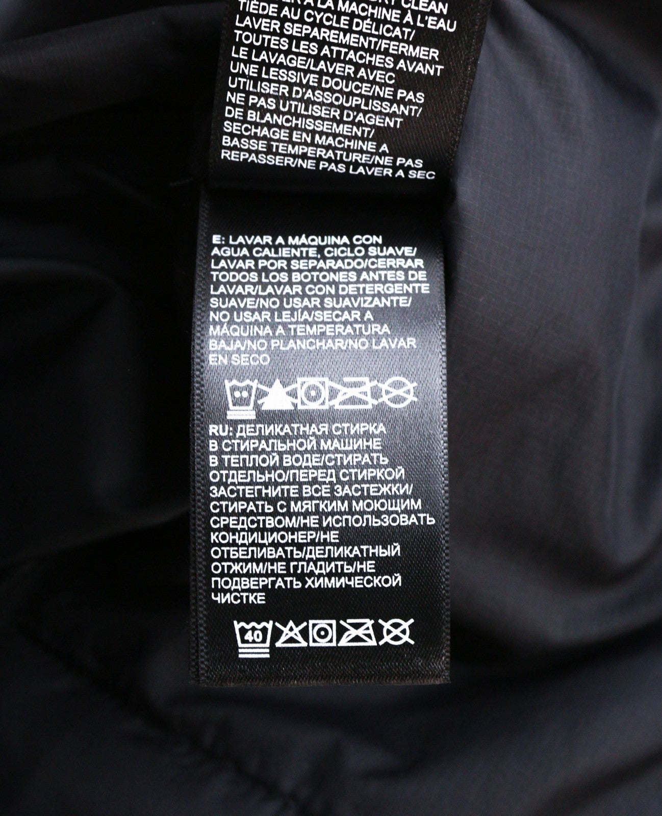 „THE NORTH FACE Gosei“ vyriška XL dydžio paminkštinta juoda striukė su pamušalu, užtrauktuku ir kišenėmis su logotipu. 