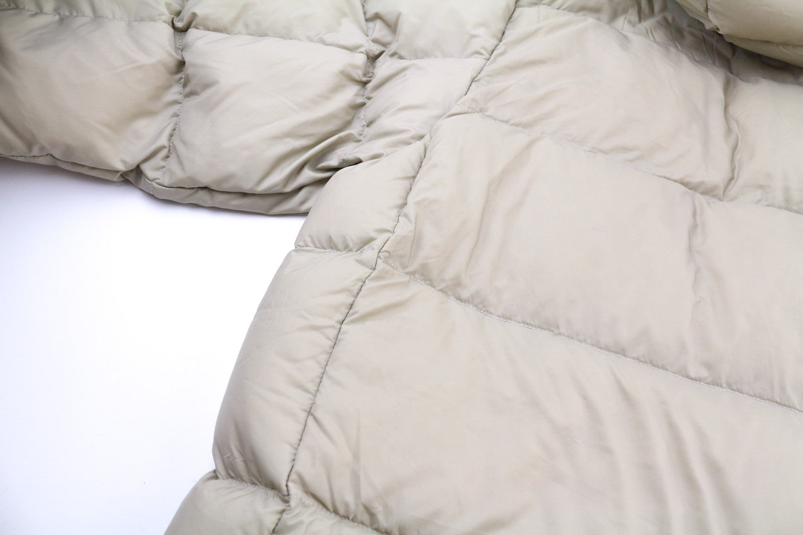 THE NORTH FACE NF0A5GDF Vyriška pūkinė striukė su gobtuvu S dydžio, su 700 fill užpildu, šviesiai ruda, su pamušalu 