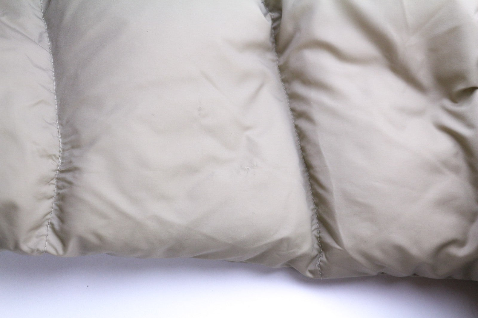 THE NORTH FACE NF0A5GDF Vyriška pūkinė striukė su gobtuvu S dydžio, su 700 fill užpildu, šviesiai ruda, su pamušalu 