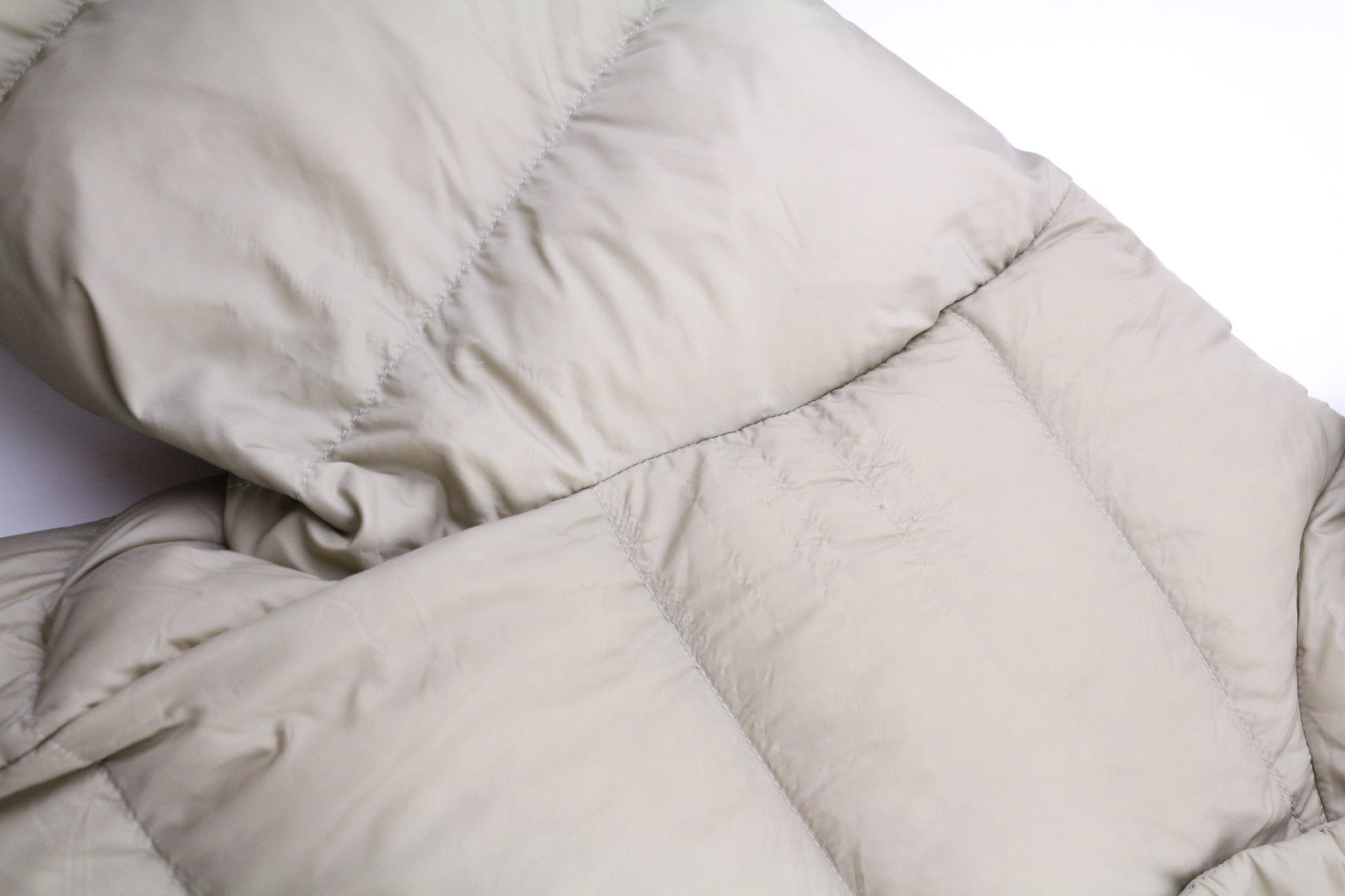 THE NORTH FACE NF0A5GDF Vyriška pūkinė striukė su gobtuvu S dydžio, su 700 fill užpildu, šviesiai ruda, su pamušalu 