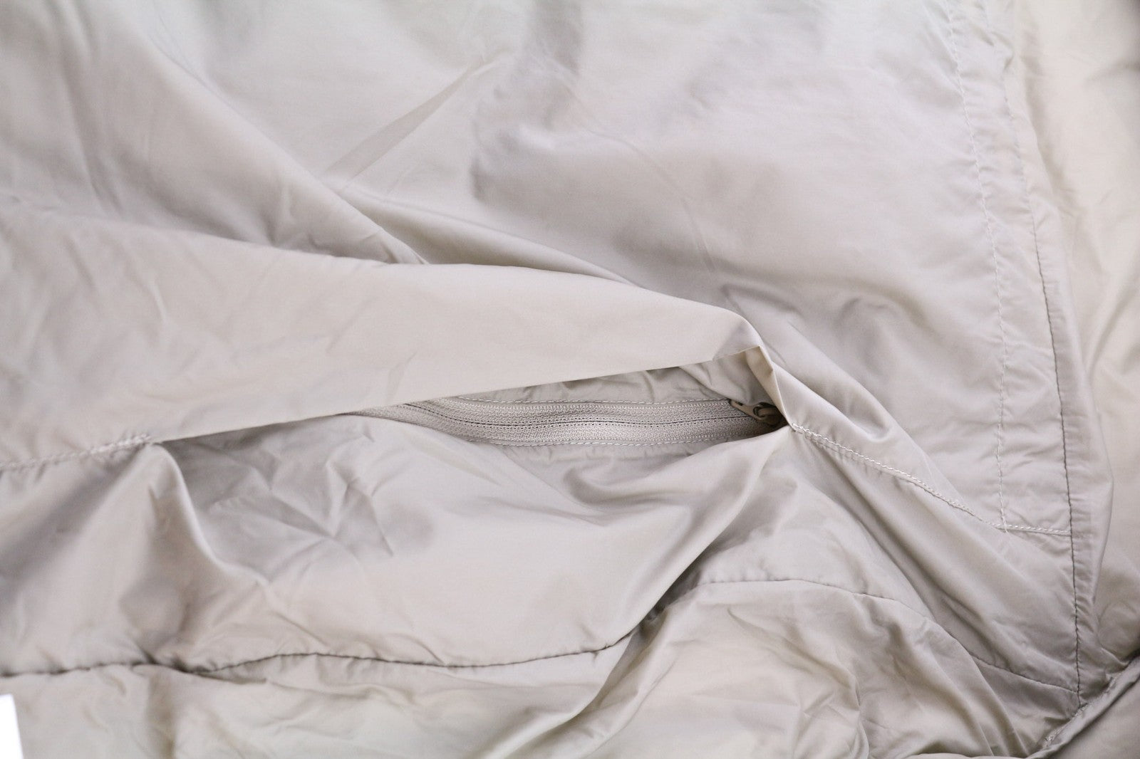 THE NORTH FACE NF0A5GDF Vyriška pūkinė striukė su gobtuvu S dydžio, su 700 fill užpildu, šviesiai ruda, su pamušalu 