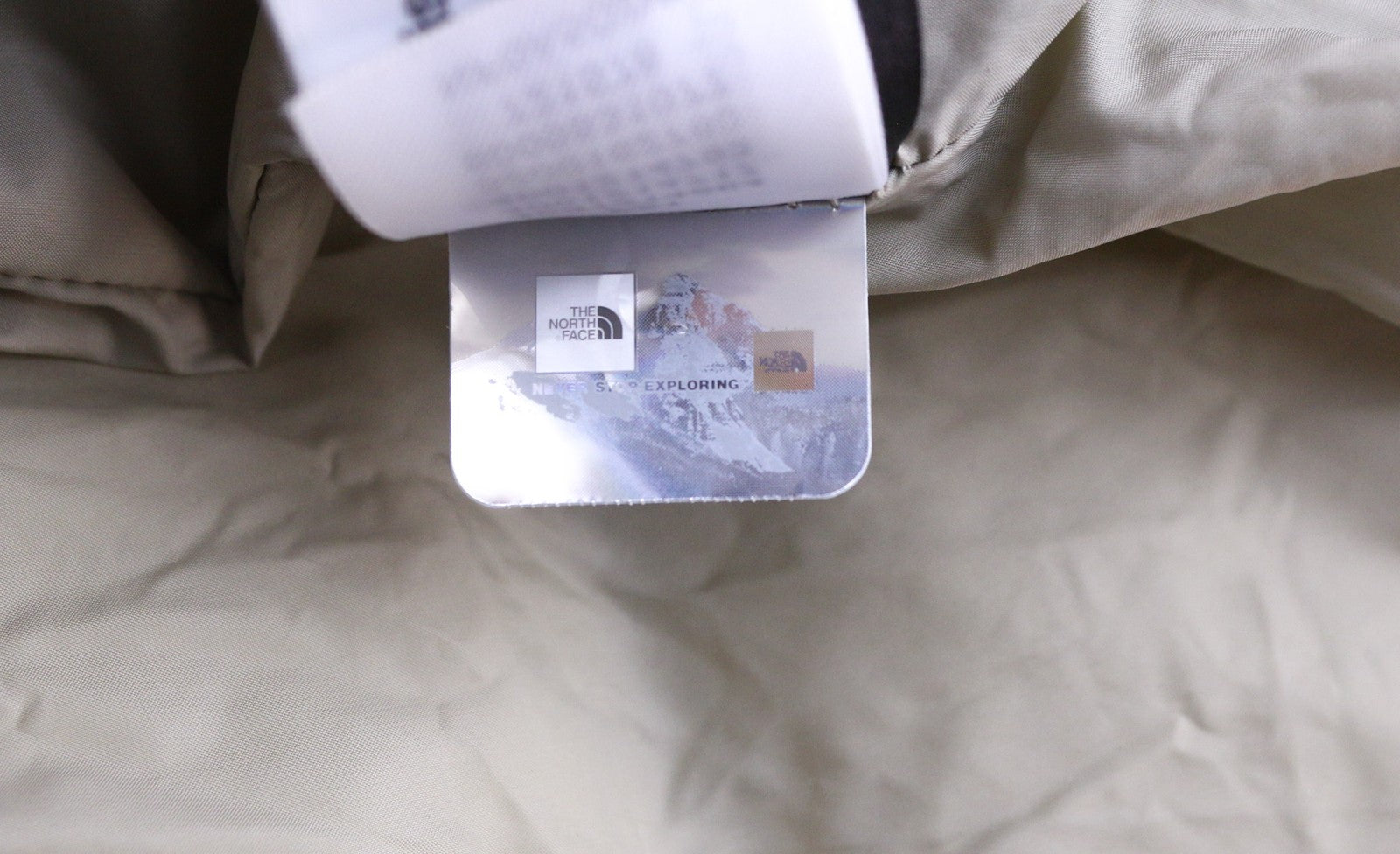 THE NORTH FACE NF0A5GDF Vyriška pūkinė striukė su gobtuvu S dydžio, su 700 fill užpildu, šviesiai ruda, su pamušalu 