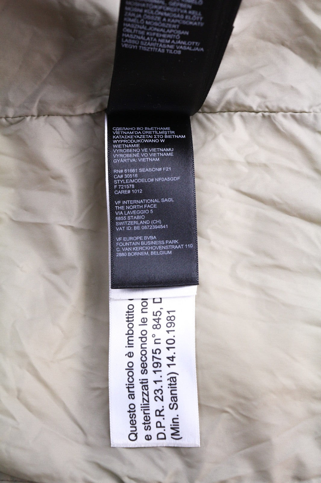 THE NORTH FACE NF0A5GDF Vyriška pūkinė striukė su gobtuvu S dydžio, su 700 fill užpildu, šviesiai ruda, su pamušalu 