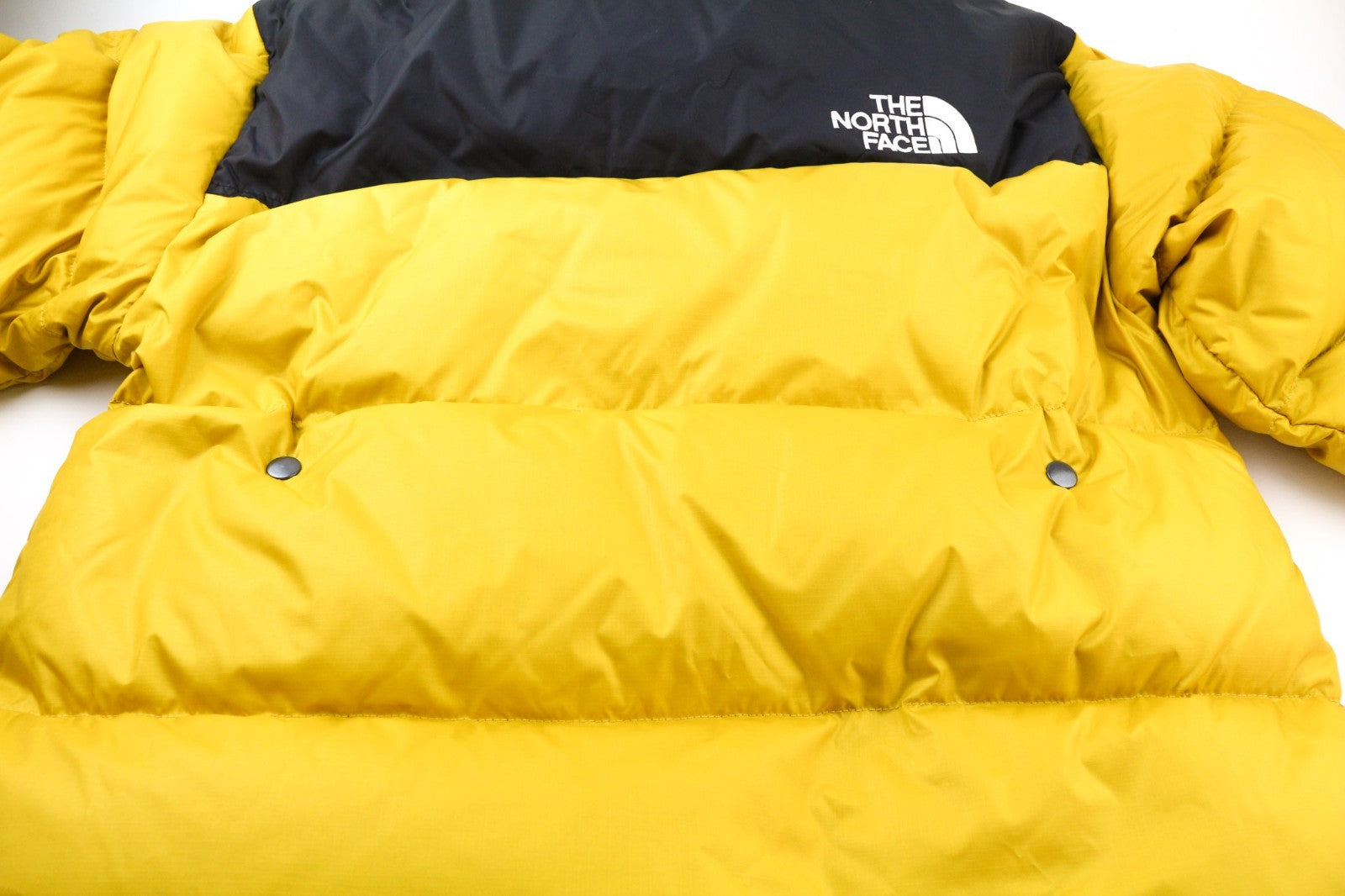 „The North Face 1996 Retro Nuptse“ vyriška pūkinė striukė M 700 su izoliuotu pamušalu ir kaklu. 