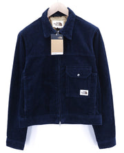 „THE NORTH FACE“ vyriška velveto striukė su mėlyna užtrauktuku ir organiniu polo kaklu. 