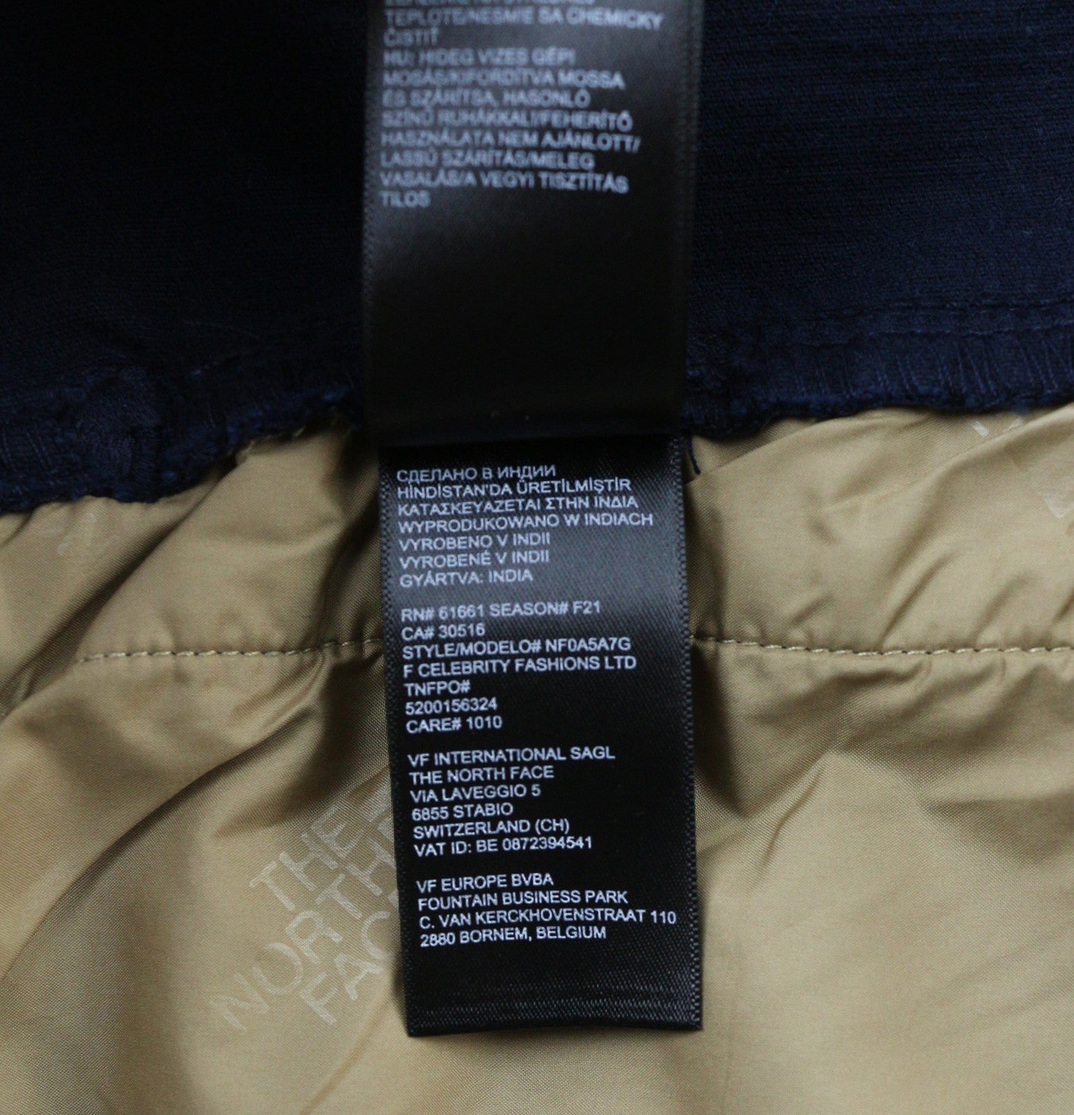 „THE NORTH FACE“ vyriška velveto striukė su mėlyna užtrauktuku ir organiniu polo kaklu. 